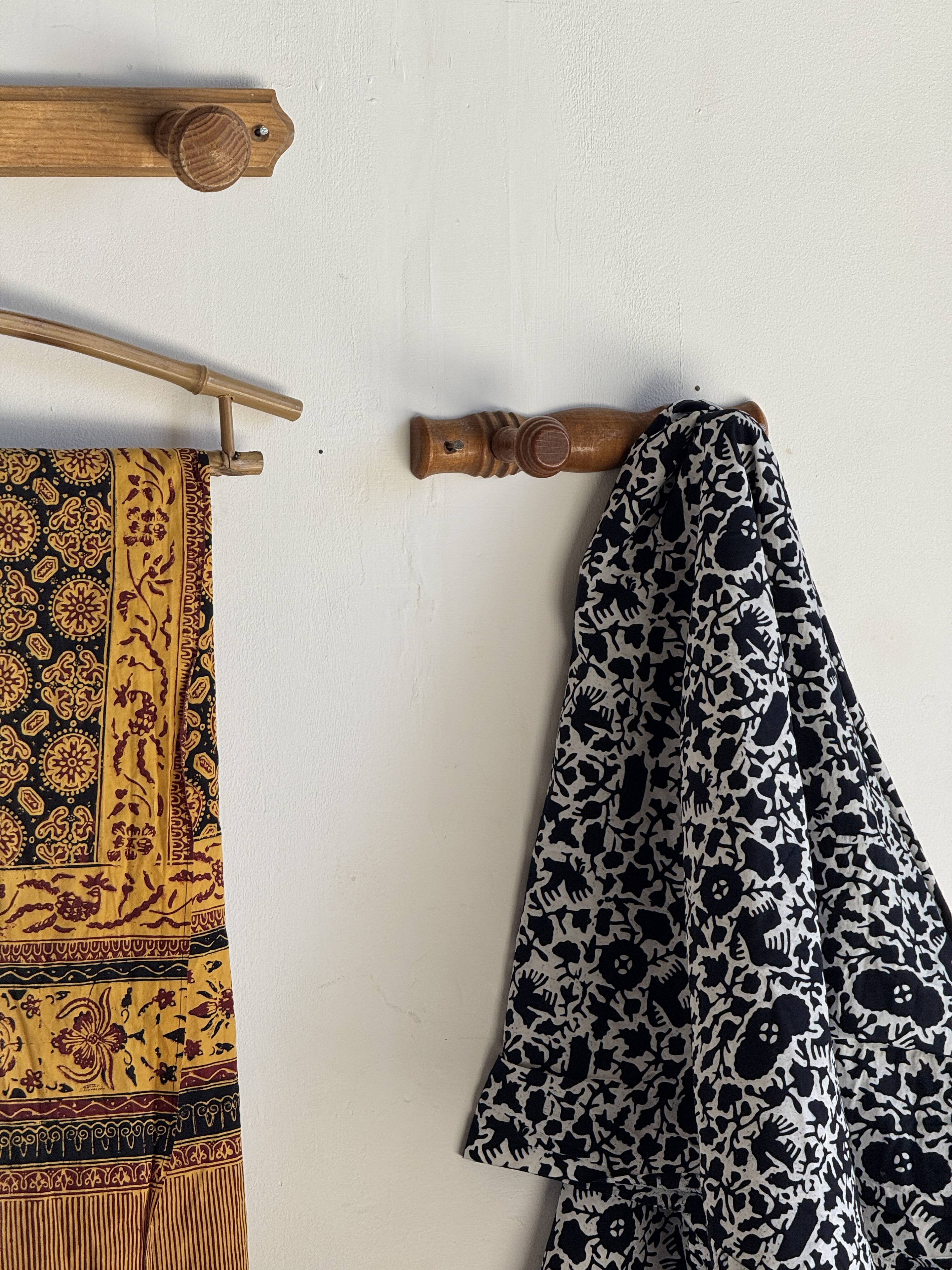 Small coat hook with two round flat button pegs in pine H8.
