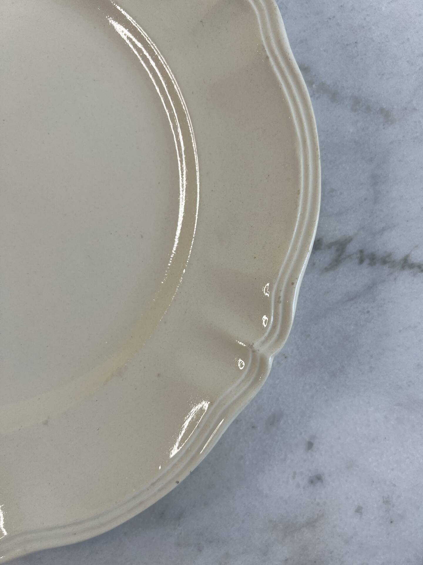 Sarreguemines Digoin — Ivory presentation plate, scalloped edge