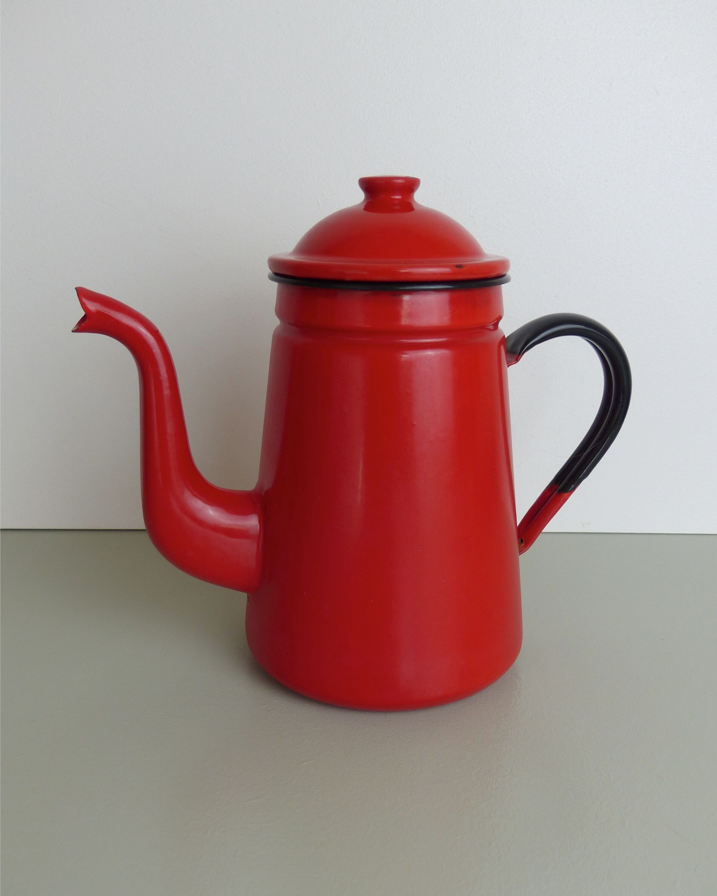 Set milk pot, kettle, coffee maker and red enamelled strainer