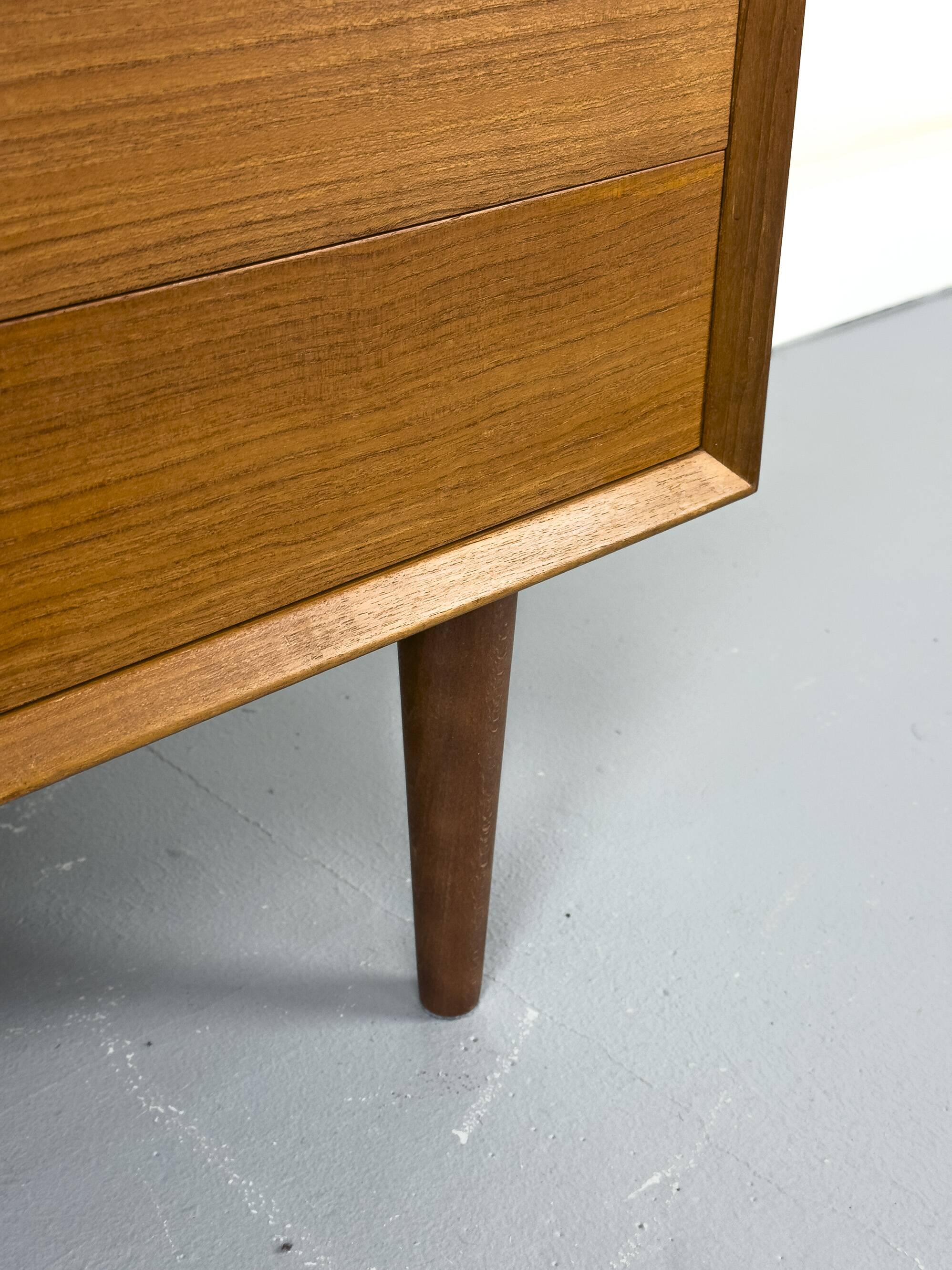 Buffet en teck avec portes en verre par Brouer Møbler, années 1960.