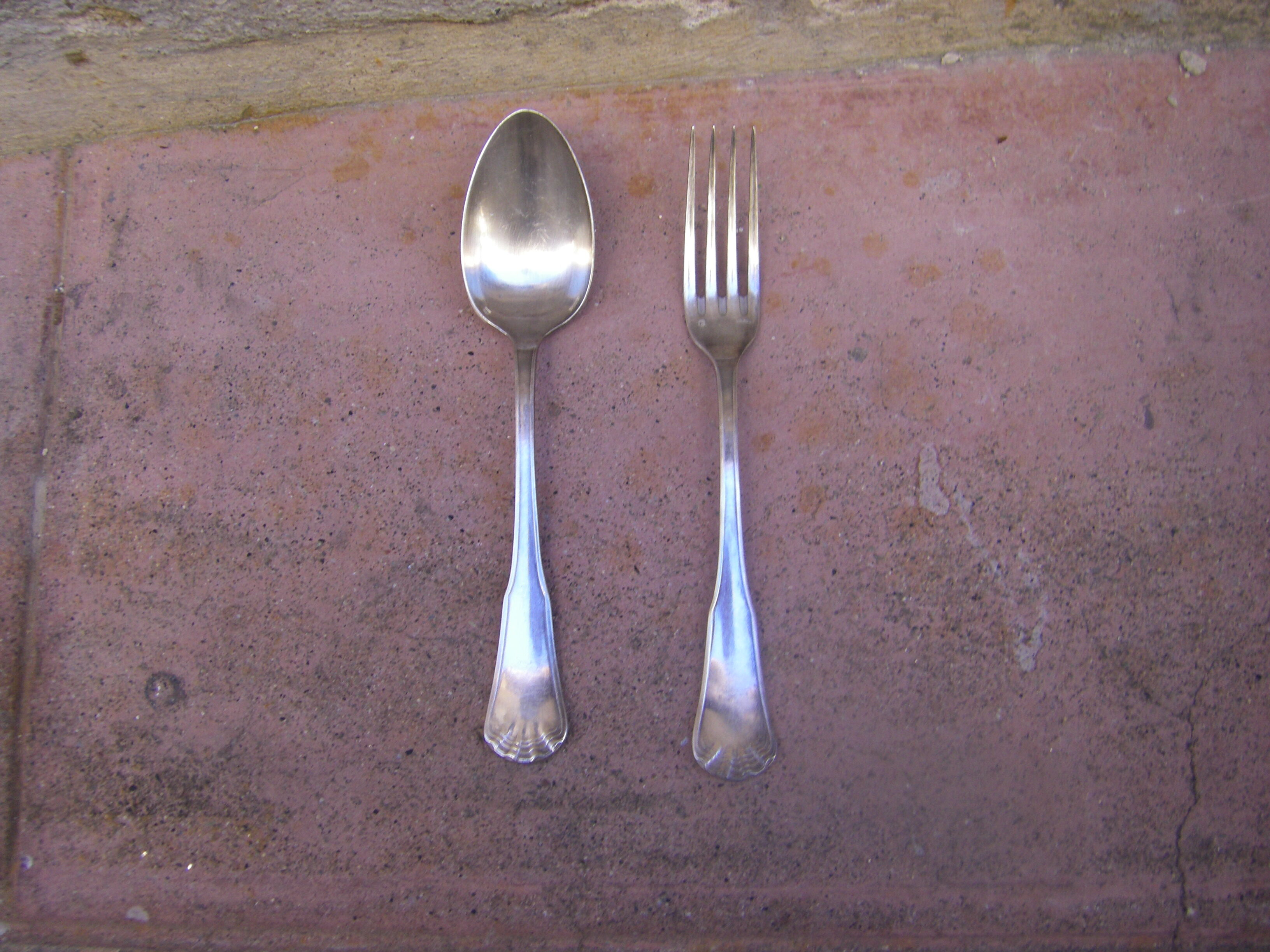 Série de douze fourchettes et douze cuillères Ercuis