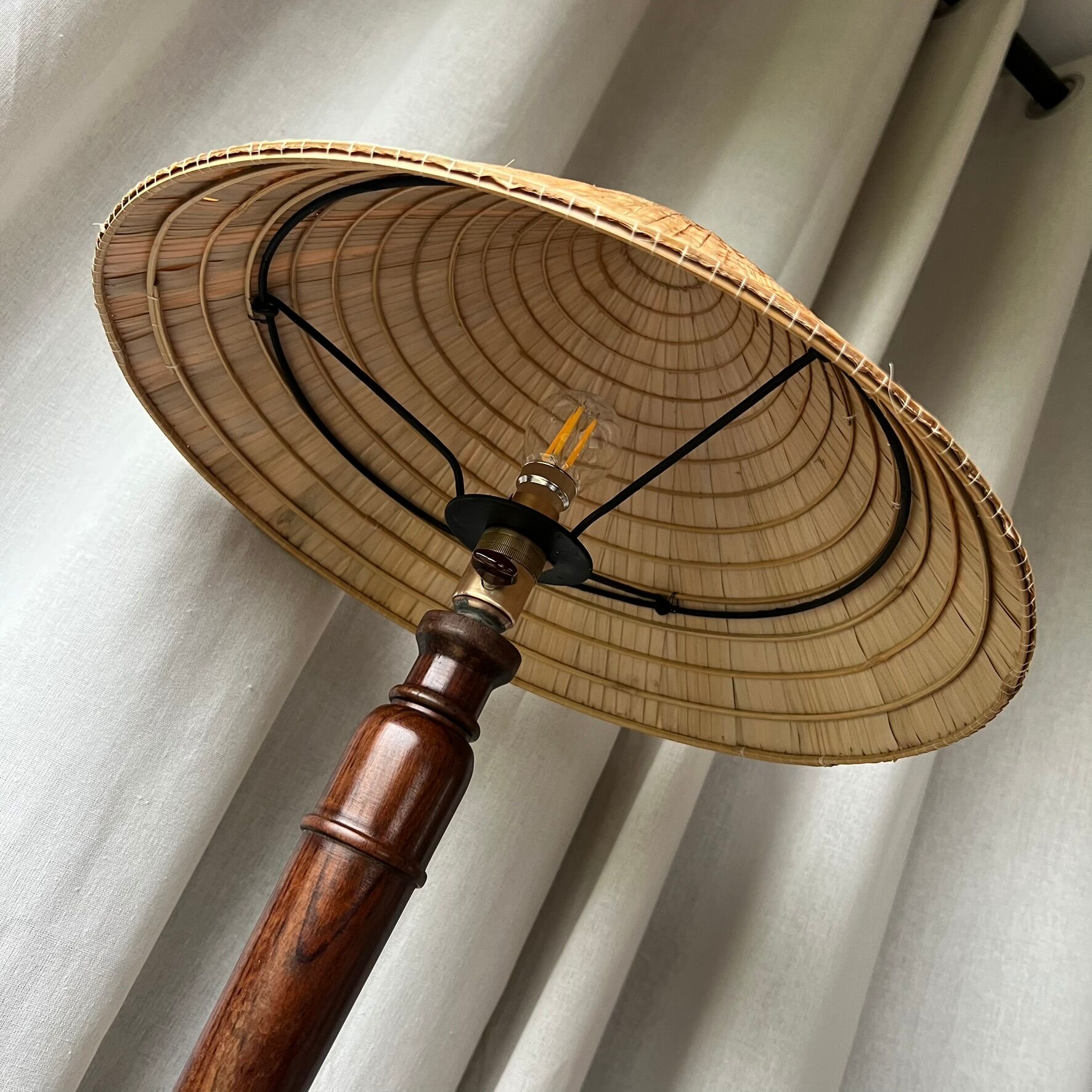 Large mahogany lamp with straw shade – "travel" spirit