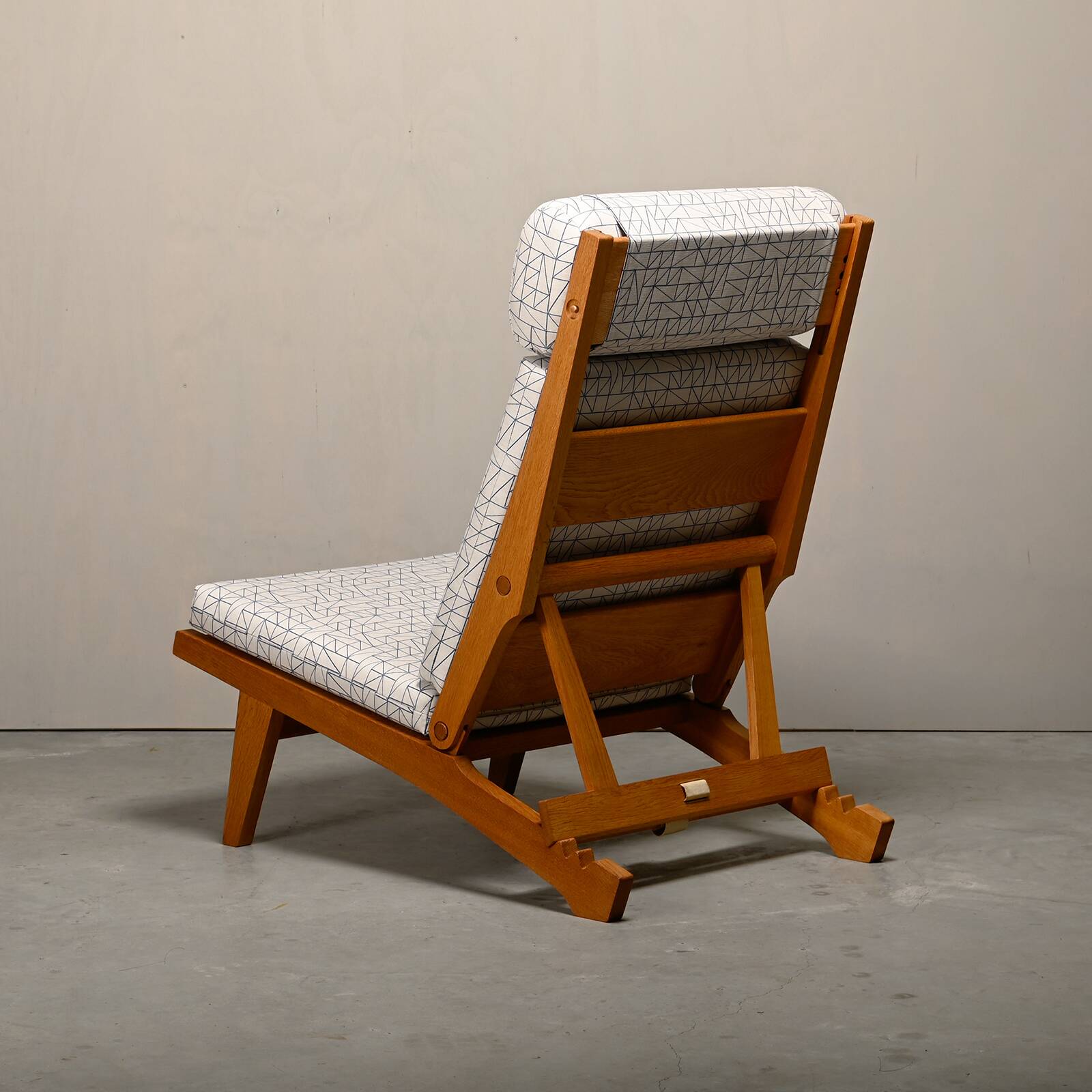 Hans J. Wegner AP71 Lounge Chair, Oak and Graphic fabric for AP Stolen, Den