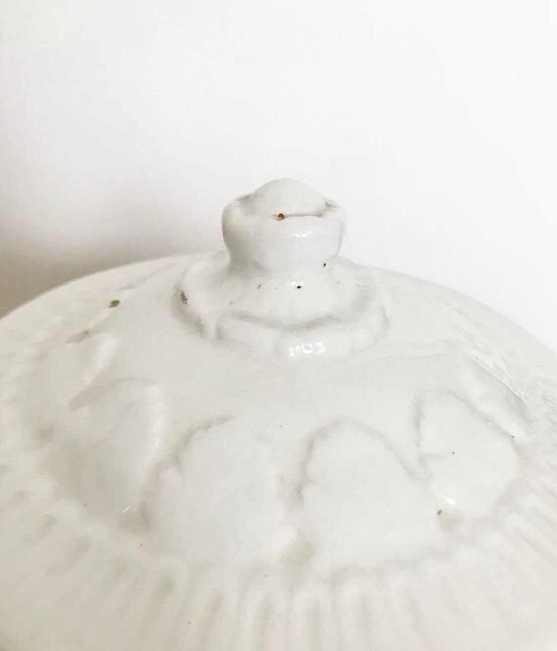 Vintage covered pot in white earthenware molded with lions and friezes