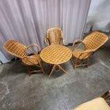 Table and 3 chairs in chestnut slats