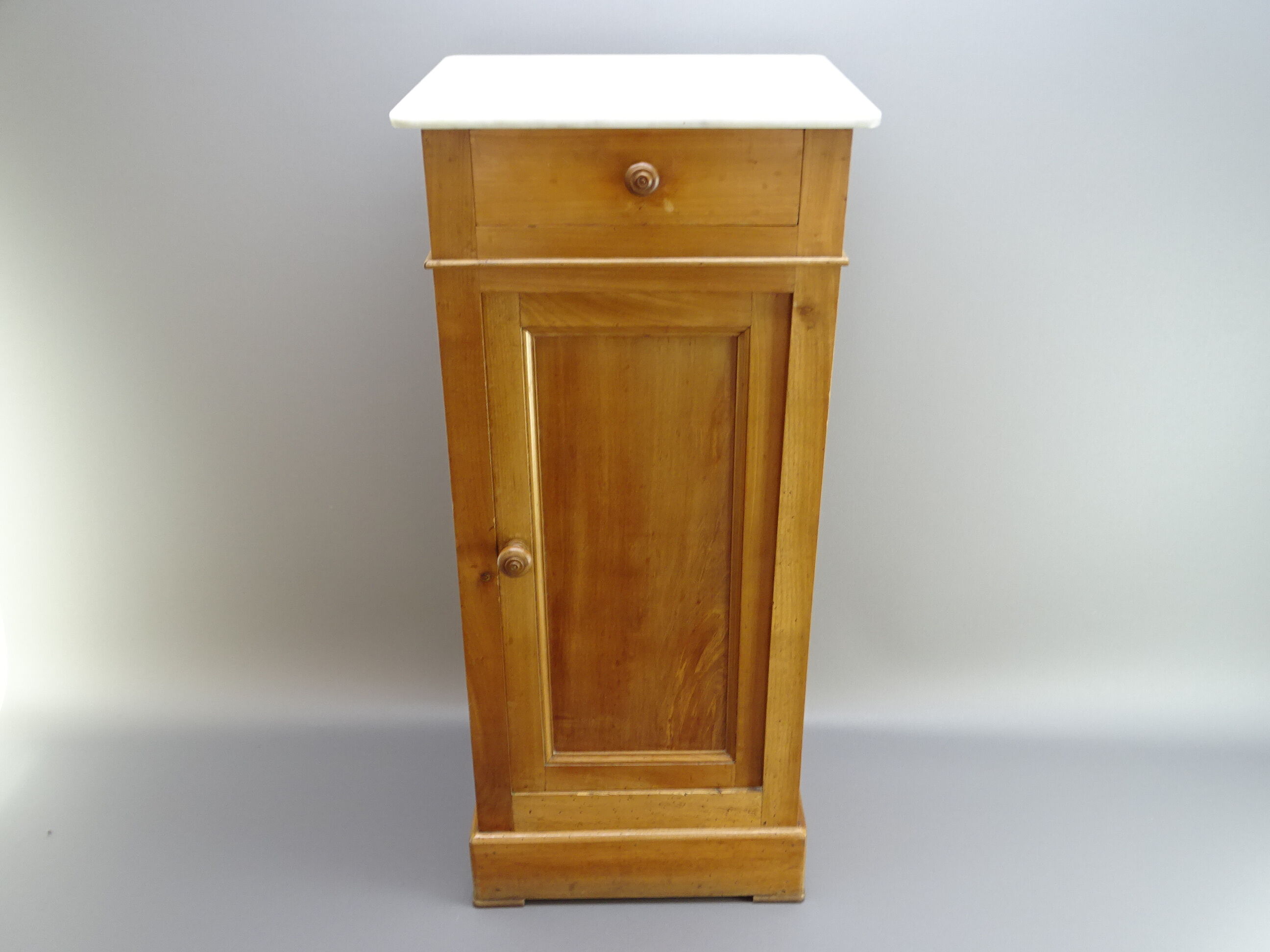Table de chevet vintage en bois de merisier