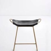 Pair of contemporary kitchen bar stools, in metal and black leather.