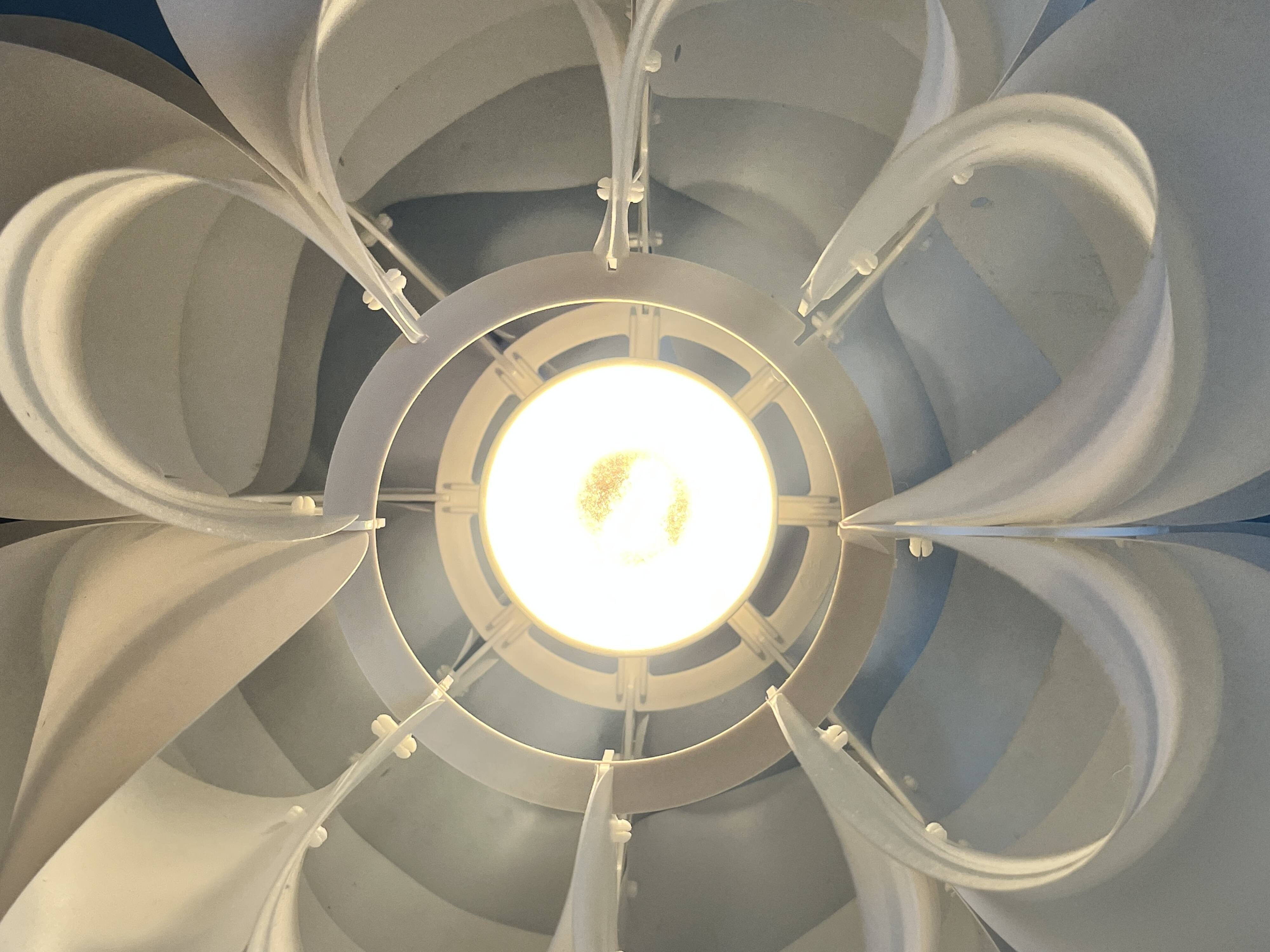 White artichoke tulip design table lamp