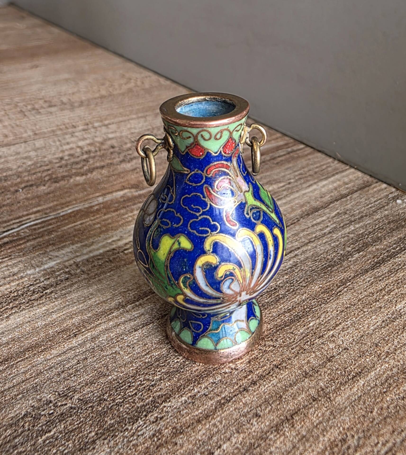 Mini vase de vitrine en émail cloisonné chinois