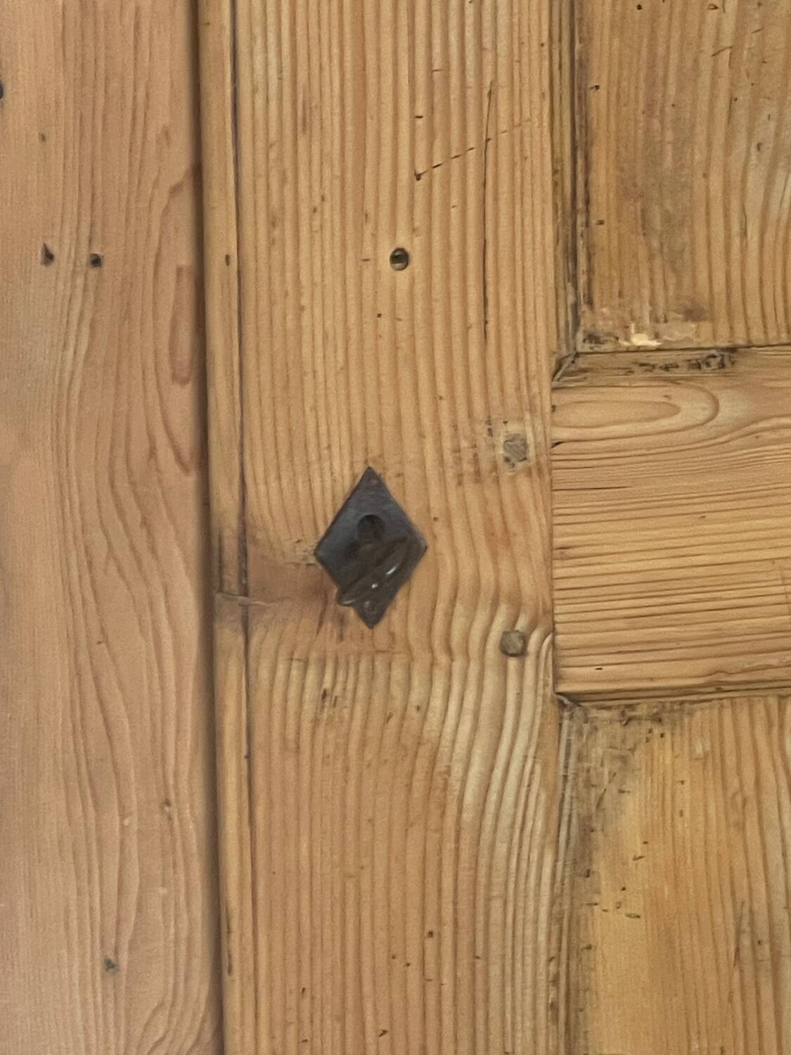 Raw wood bonnetière