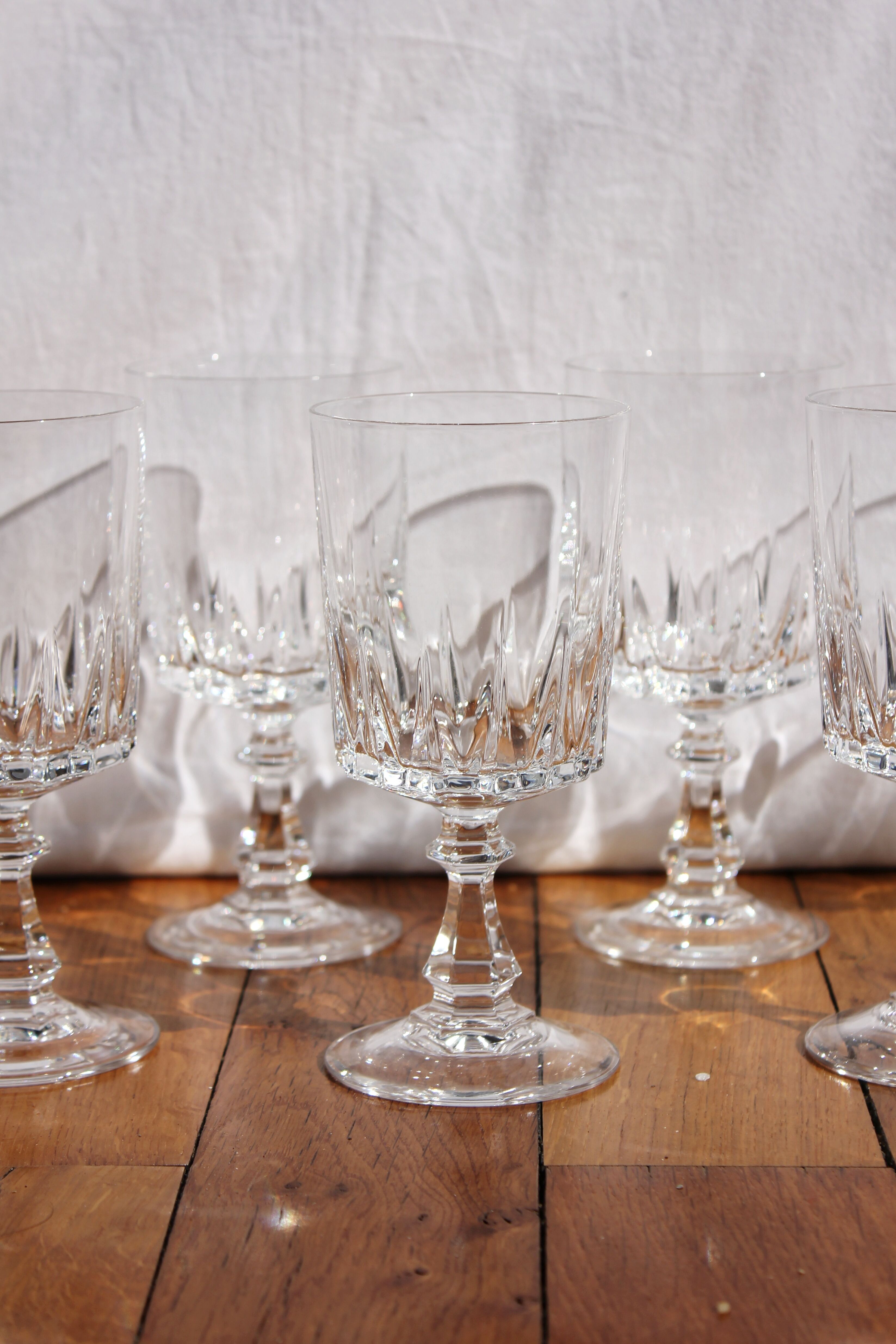 8 vintage foot glasses in Arques crystal Louvre model