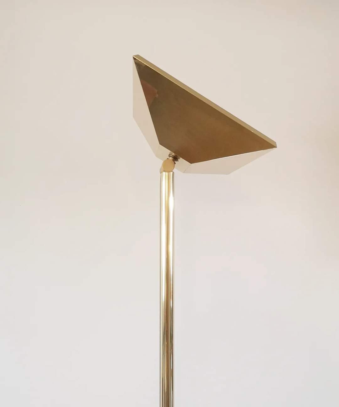 Lampadaire halogène doré et miroir