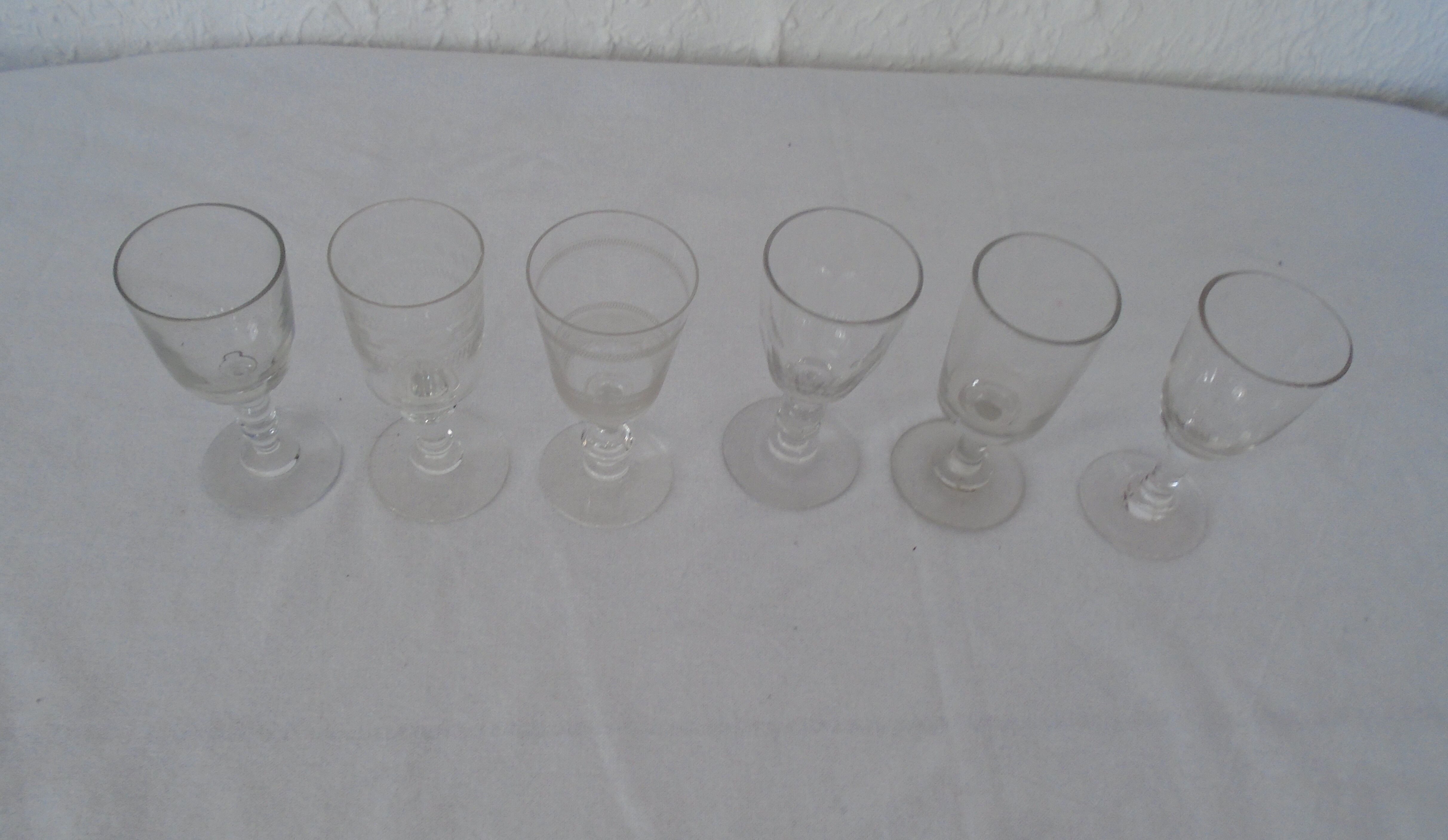 Set de 6 verres anciens dont 2 gravés formes diverses pr