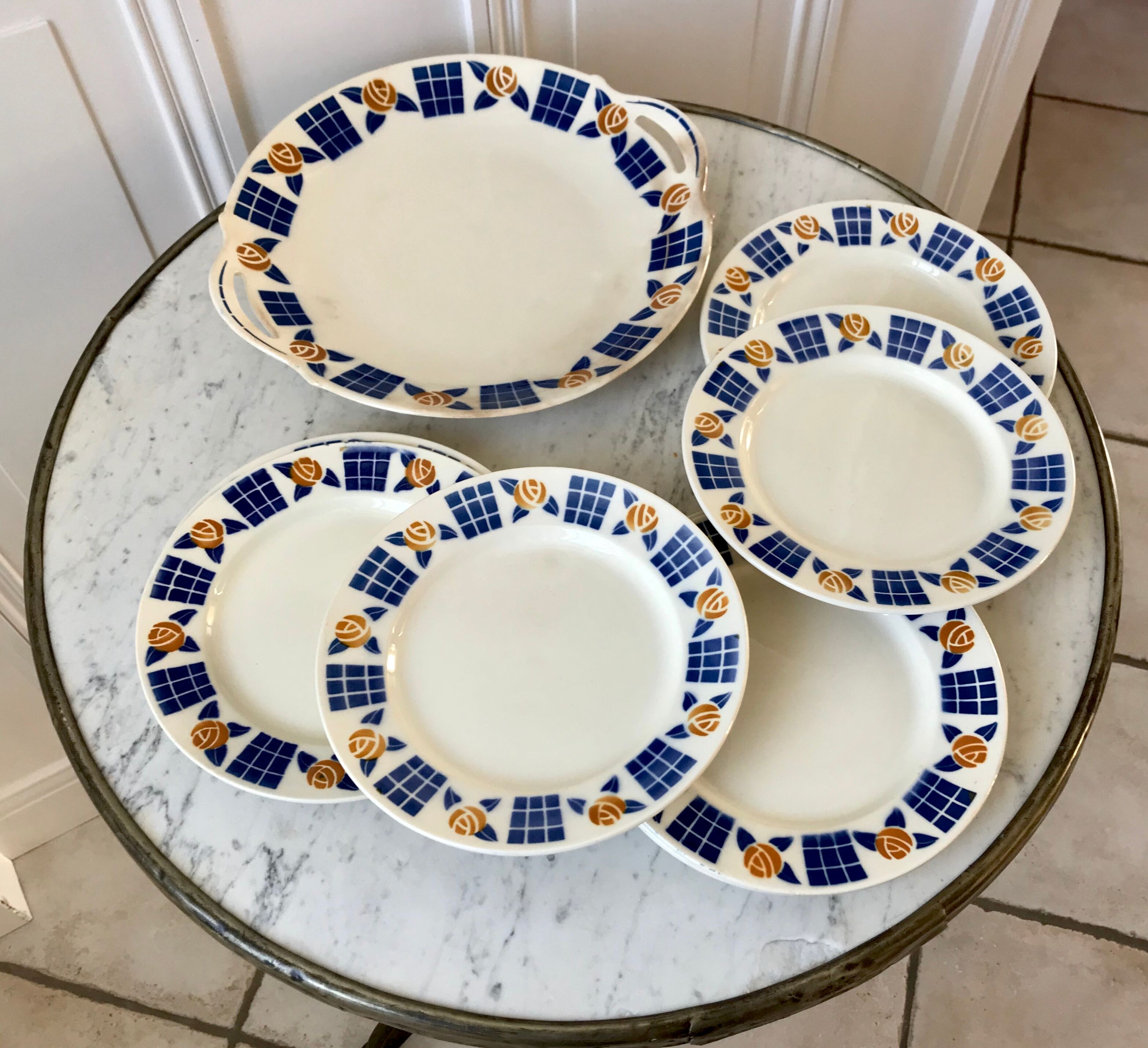 Badonviller dessert service consisting of a cake dish and 10 30s dessert plates