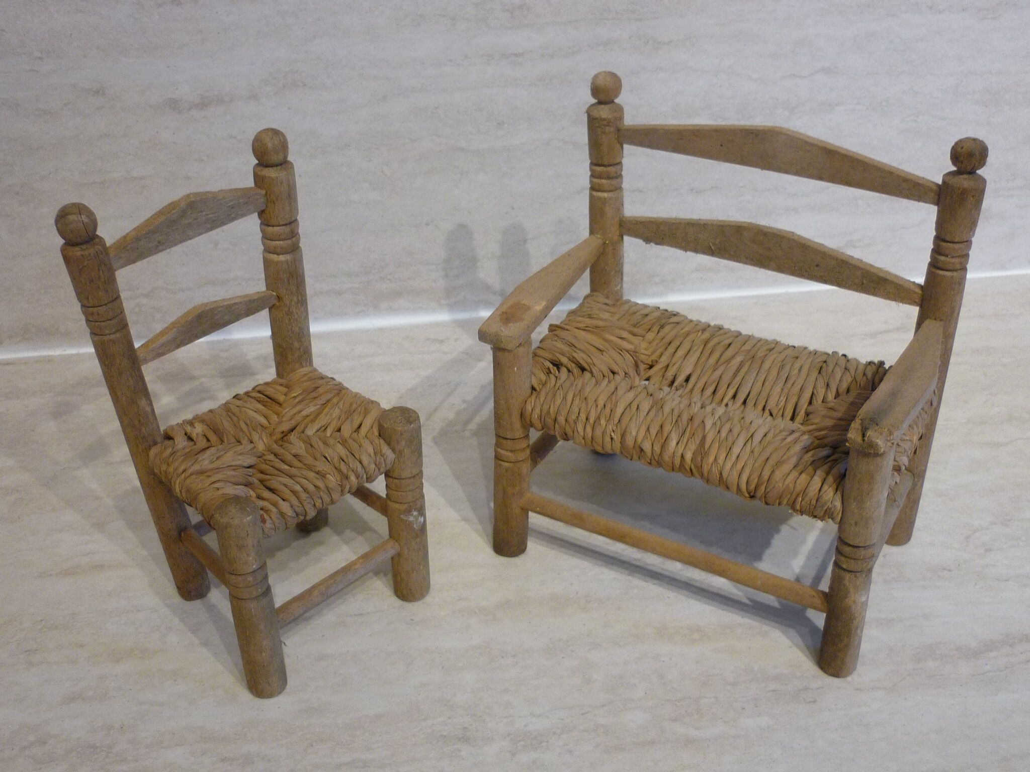 Bench and armchair in wood and straw for doll