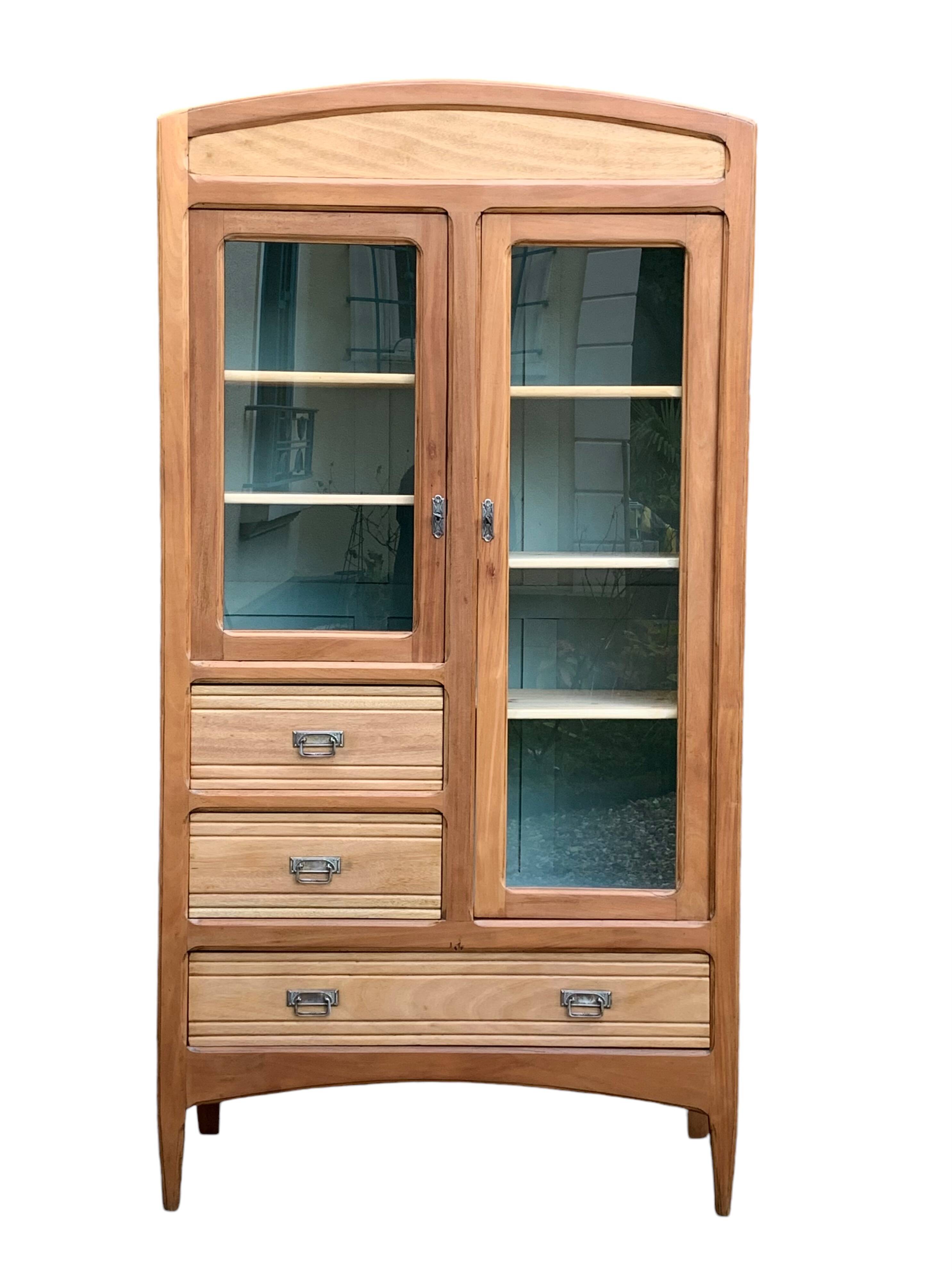 Armoire parisienne d’hôtel vitrée bois brut 1930