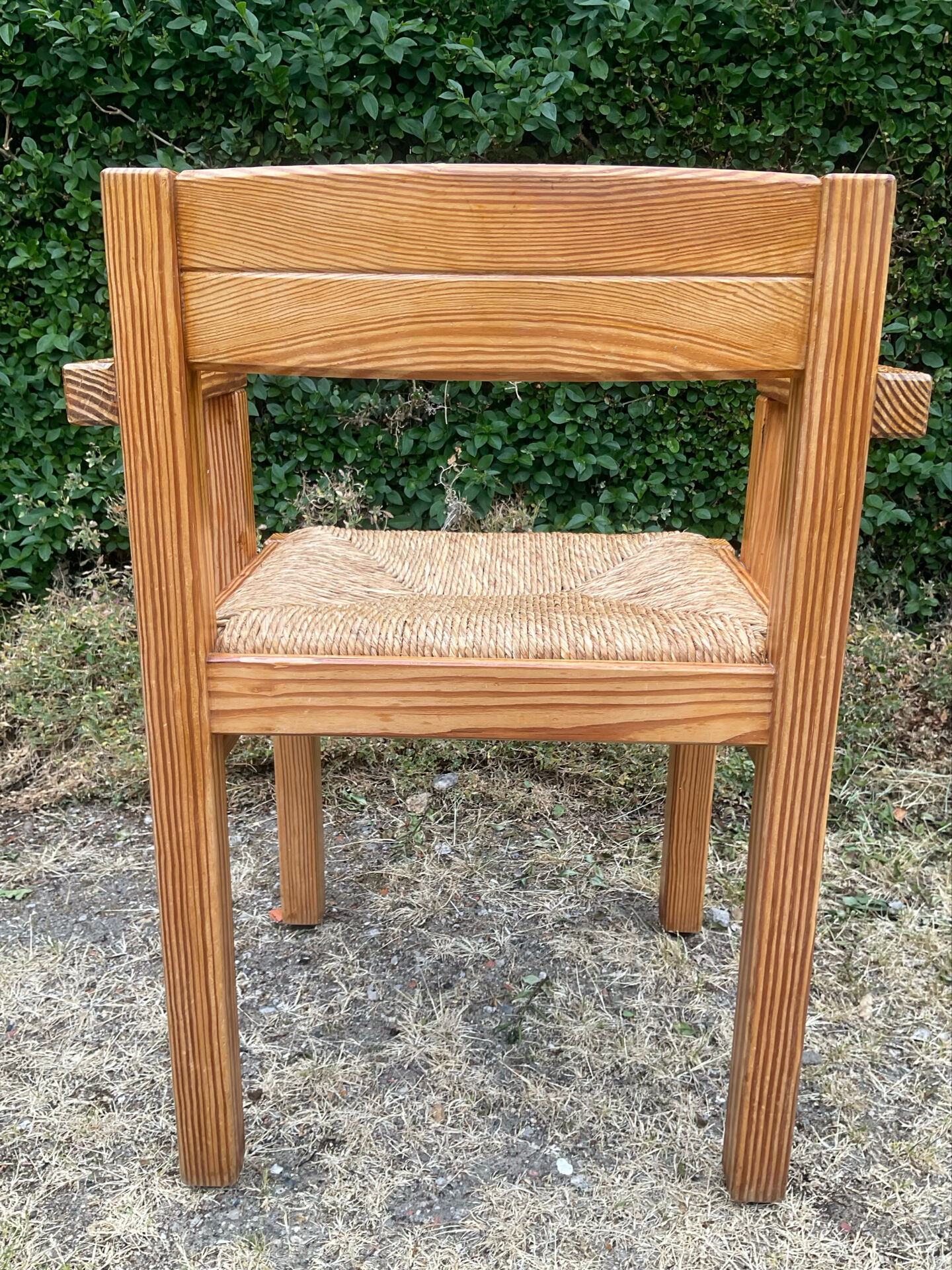 Brutalist chair in solid pine with a straw seat from the 1970s.
