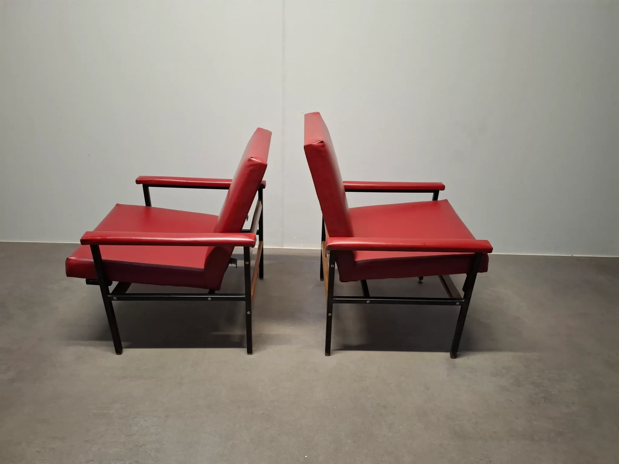 Ensemble de 3 fauteuils rouges de style mid-century moderne, Tchécoslovaquie, années 1970.