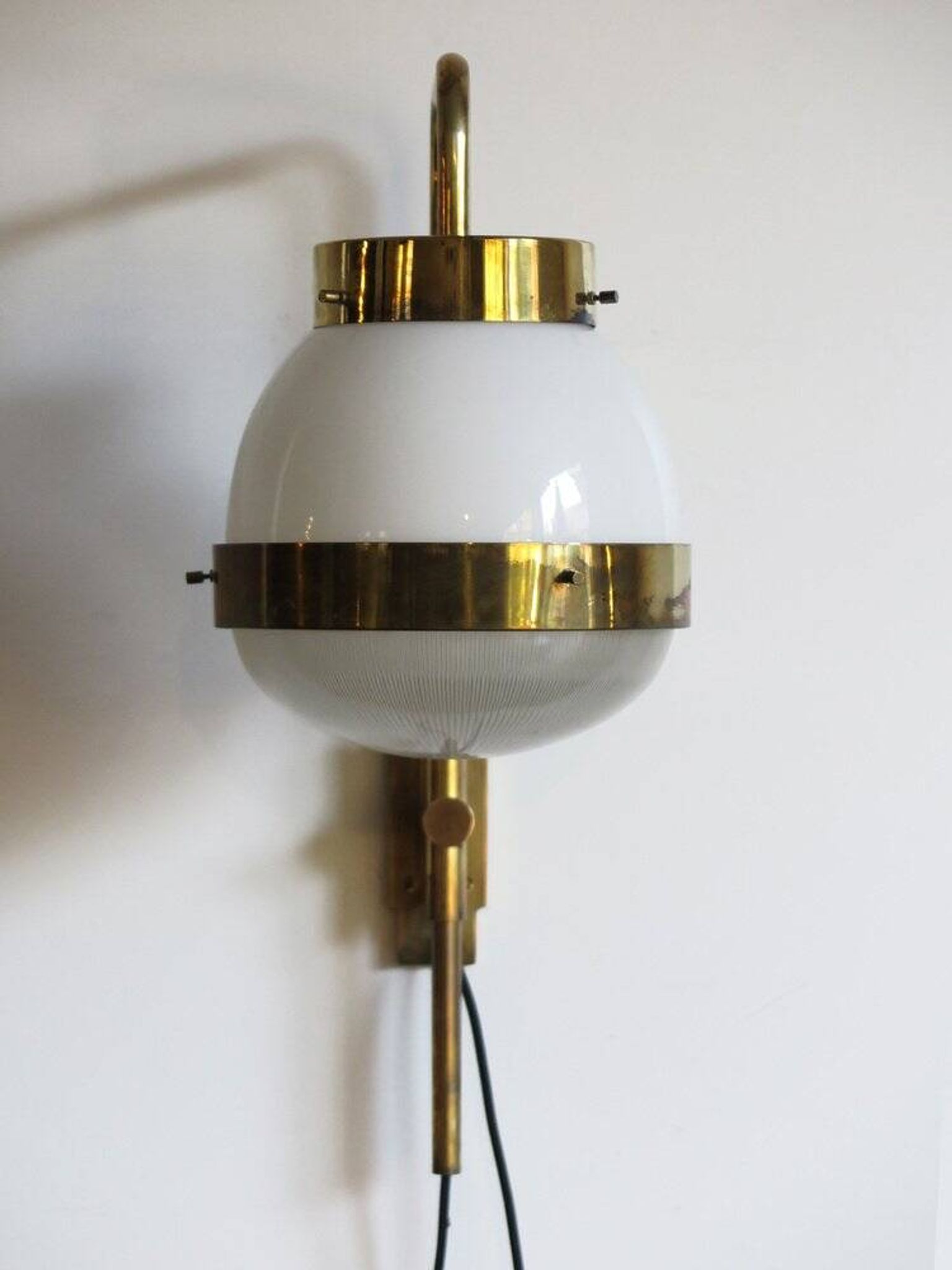 Grand appliqué italien Delta par Sergio Mazza pour Artemide, années 1960.