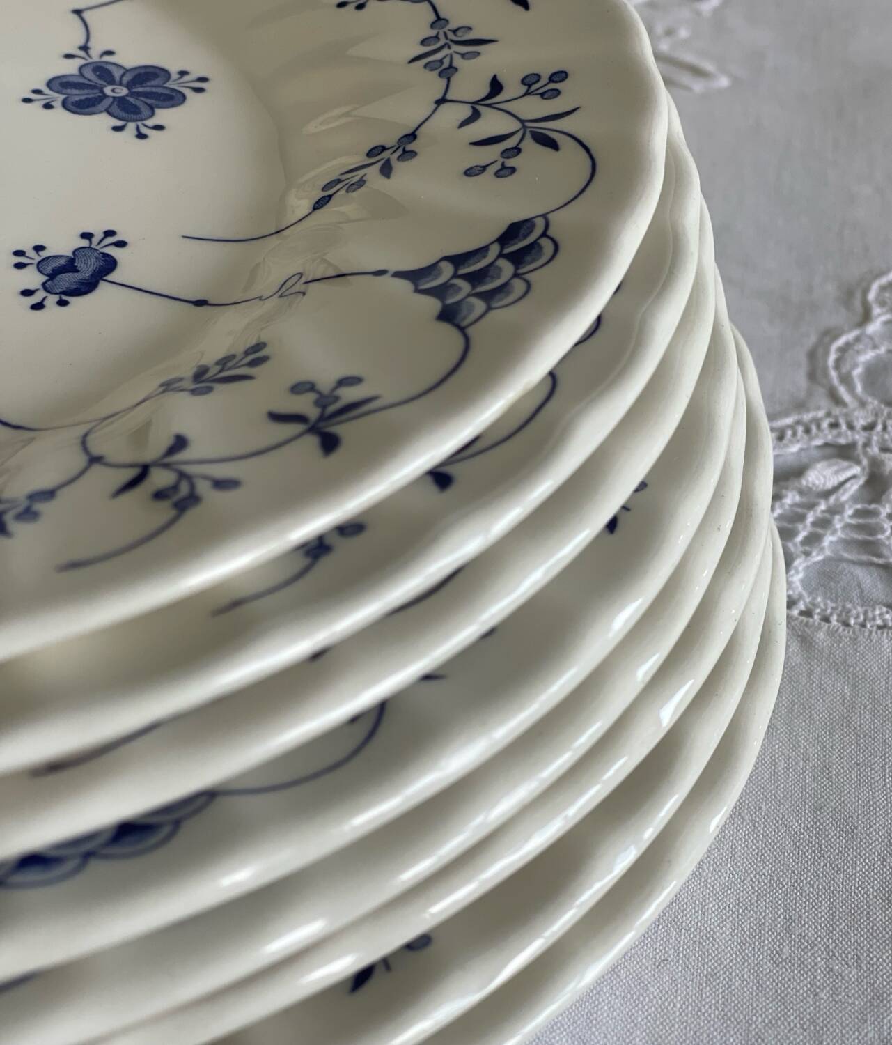 8 English dinner plates