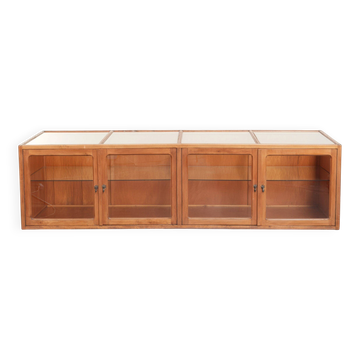 Grand comptoir en bois vintage / vitrine avec 4 portes et du verre.