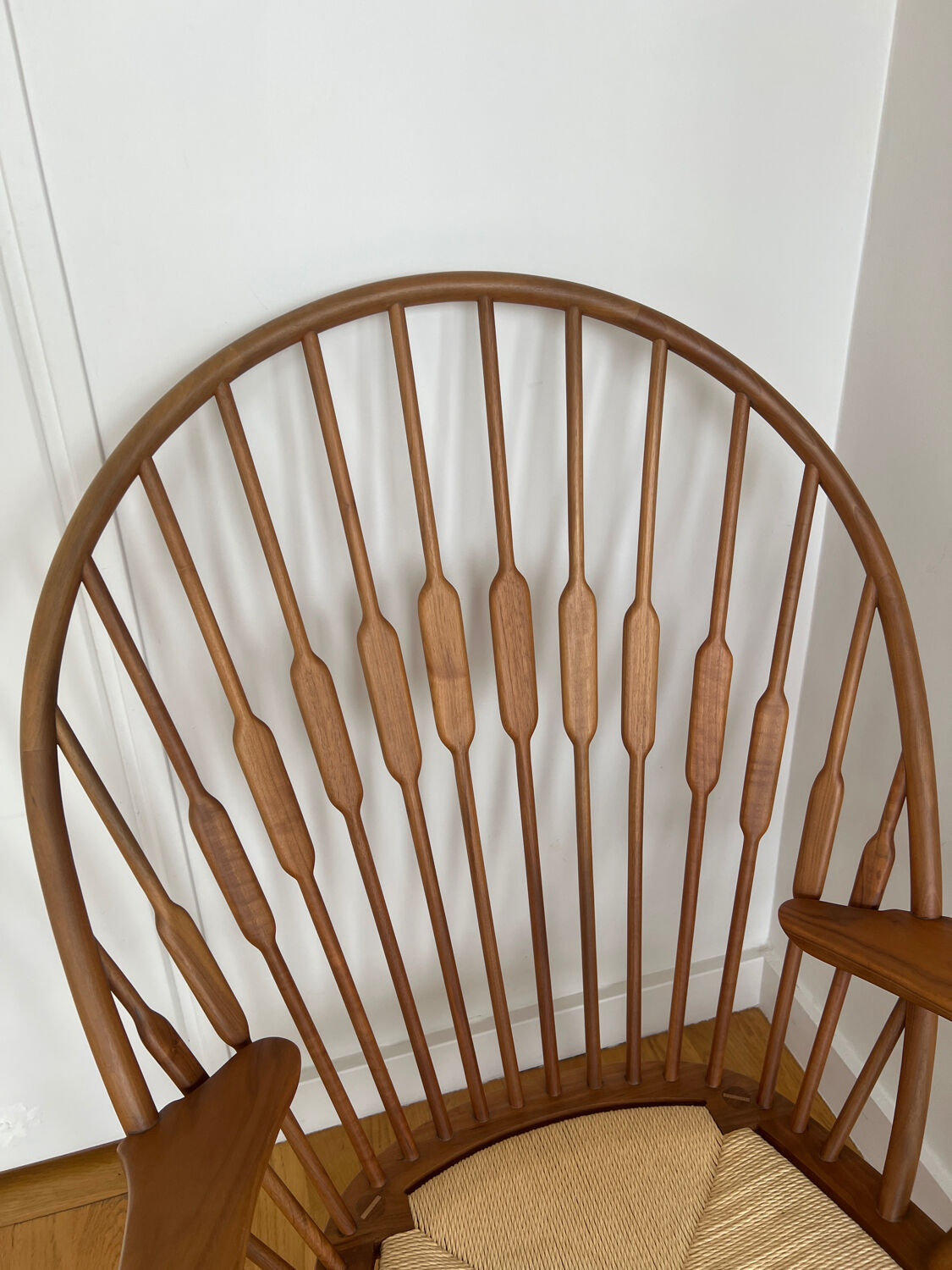 Fauteuil Windsor Peacock – bois massif – assise corde – style Wegner