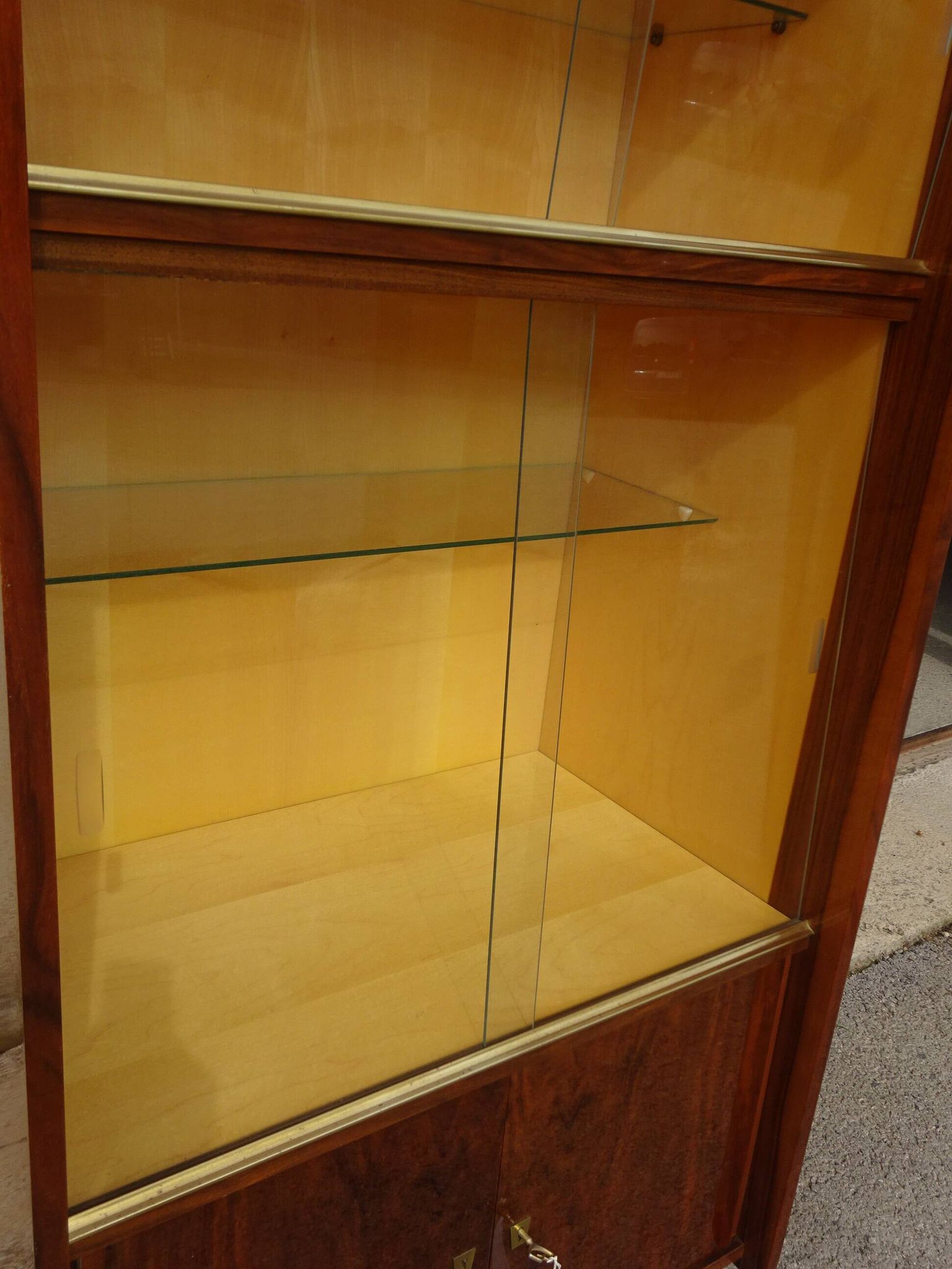 Vintage display cabinet from the Capelle house (82)