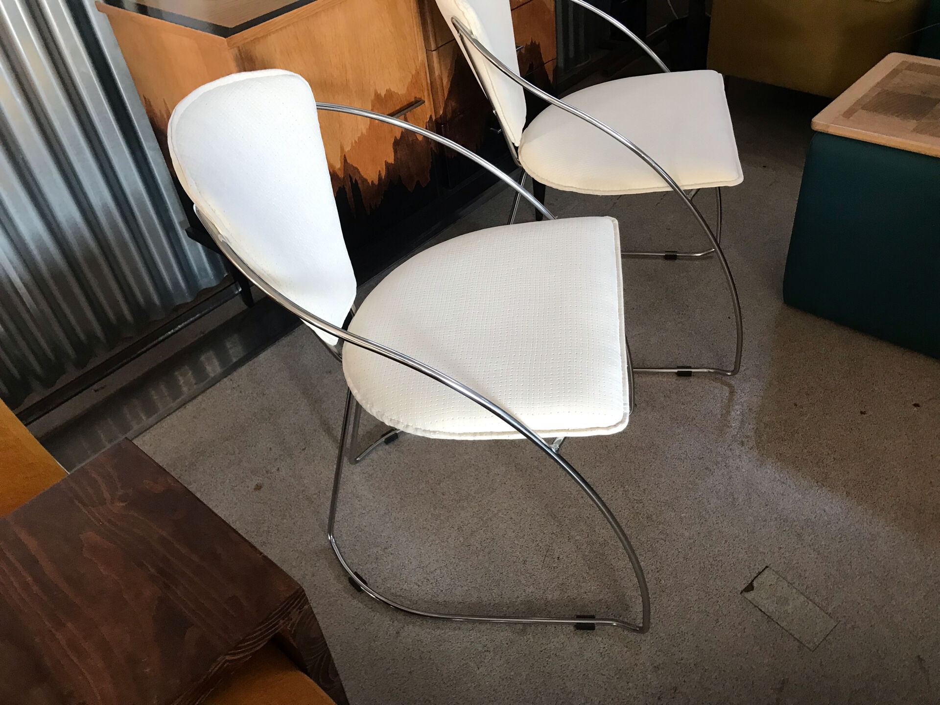 Set of two design chairs in steel and faux leather.