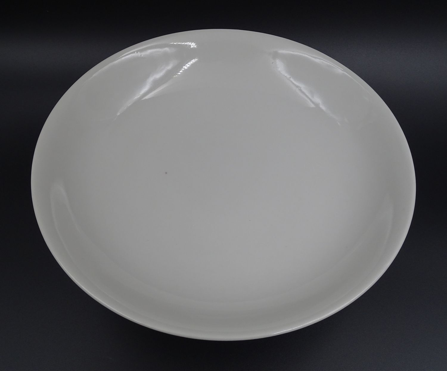 White porcelain dish, cut on foot, ideal for fruit or dessert! Around 1920-1930