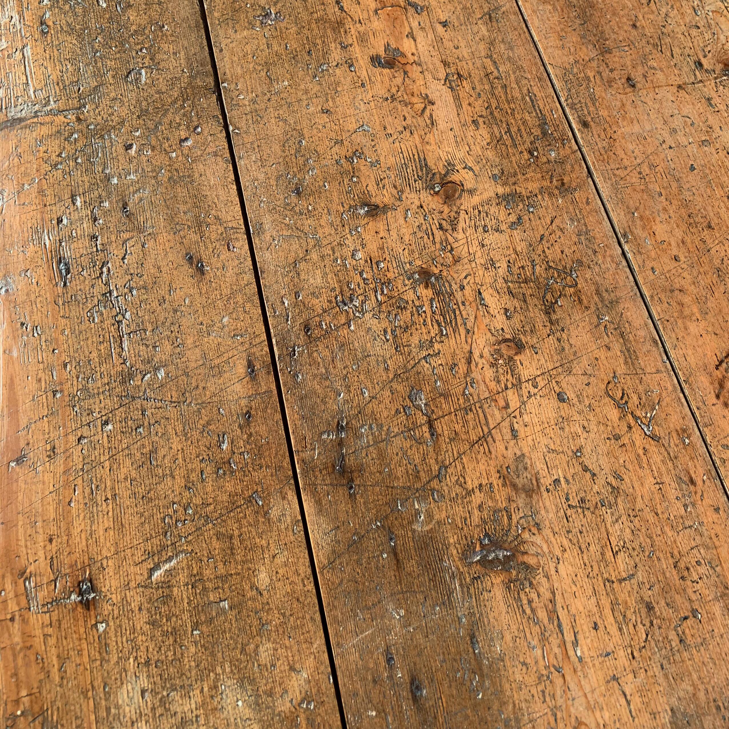 Small English pine table - early 20th century