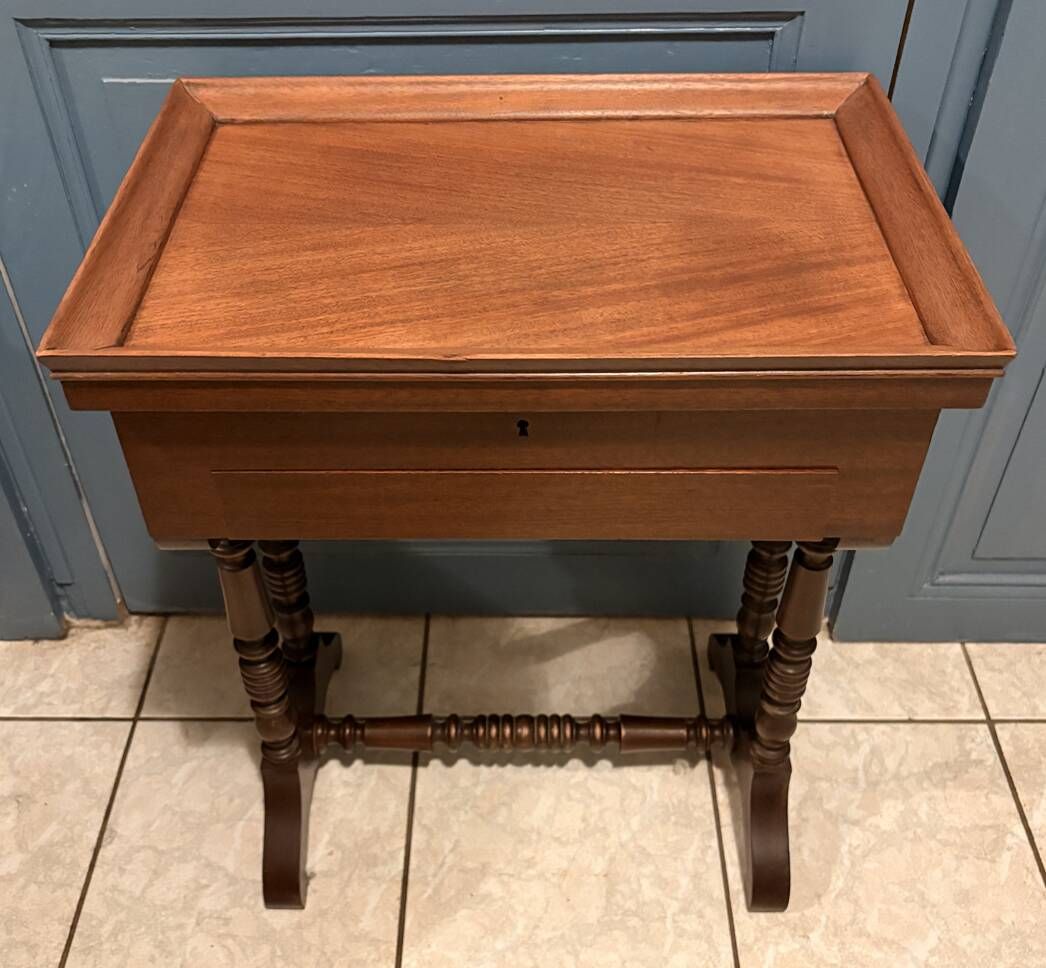 Traveling mahogany dressing table, working woman, Victorian charm - 19th century.