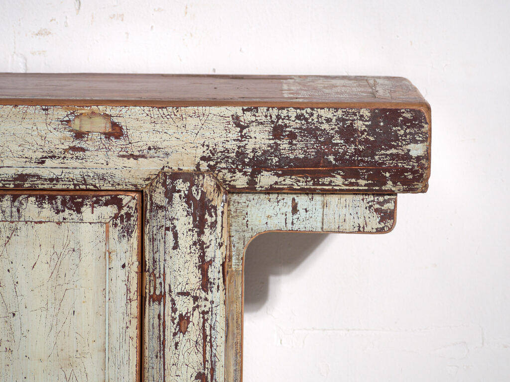 Buffet d’autel ancien laqué en bois de pin – Chine, vers 1900