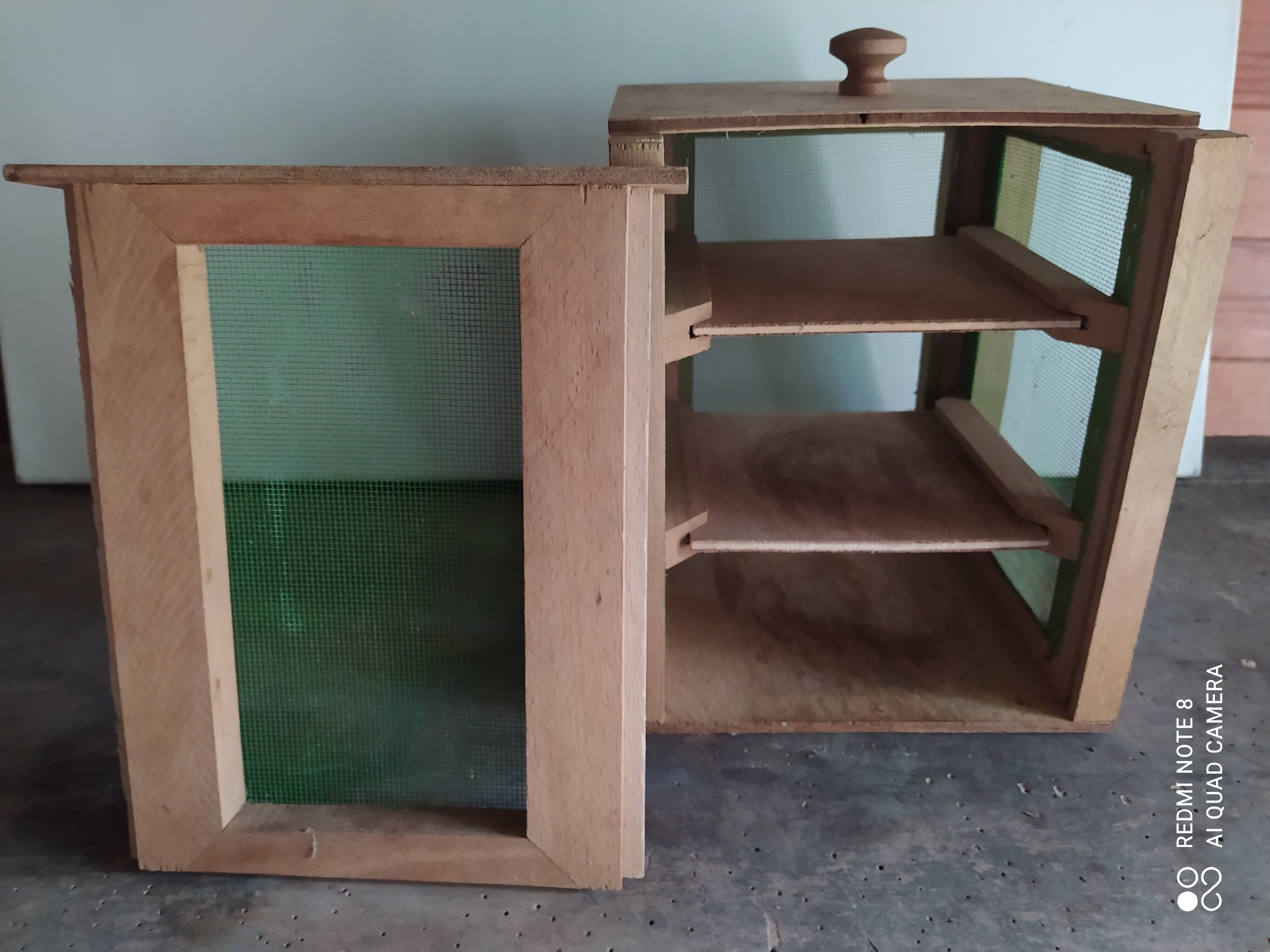 Guillotine cheese maker