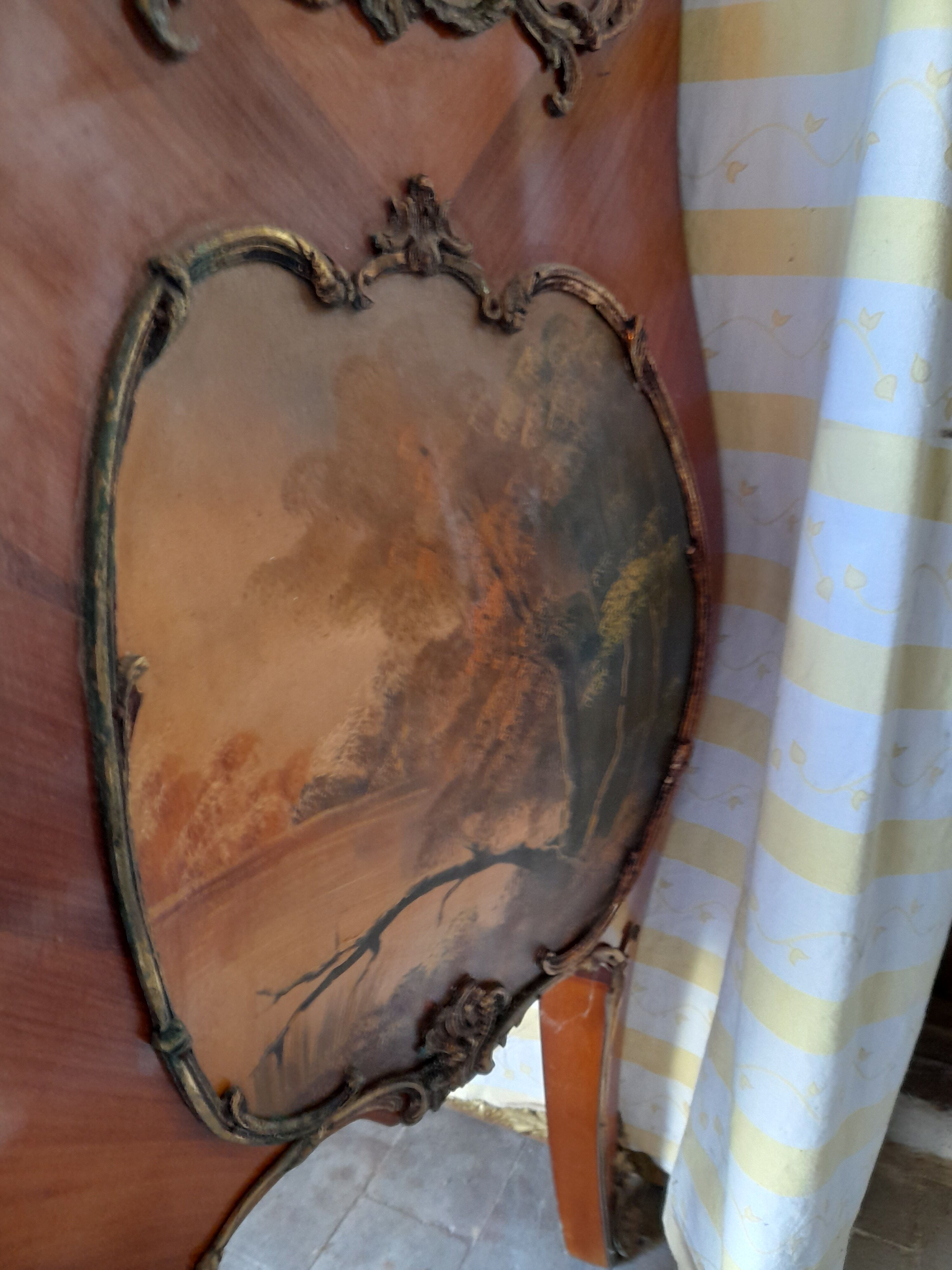 Vitrine Louis XV galbée en marqueterie et vernis Martin