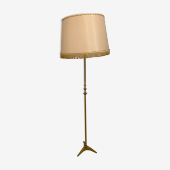 Tripod floor lamp in twisted brass