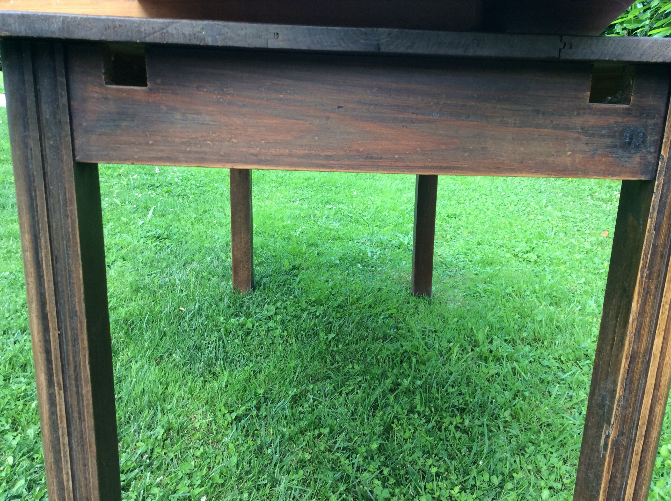 Extendable farm table