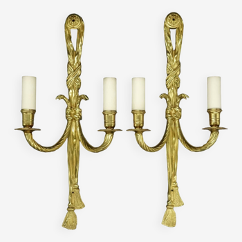 Large pair of sconces, eagle heads and ribbon, Louis XVI style from Hettier & Vincent