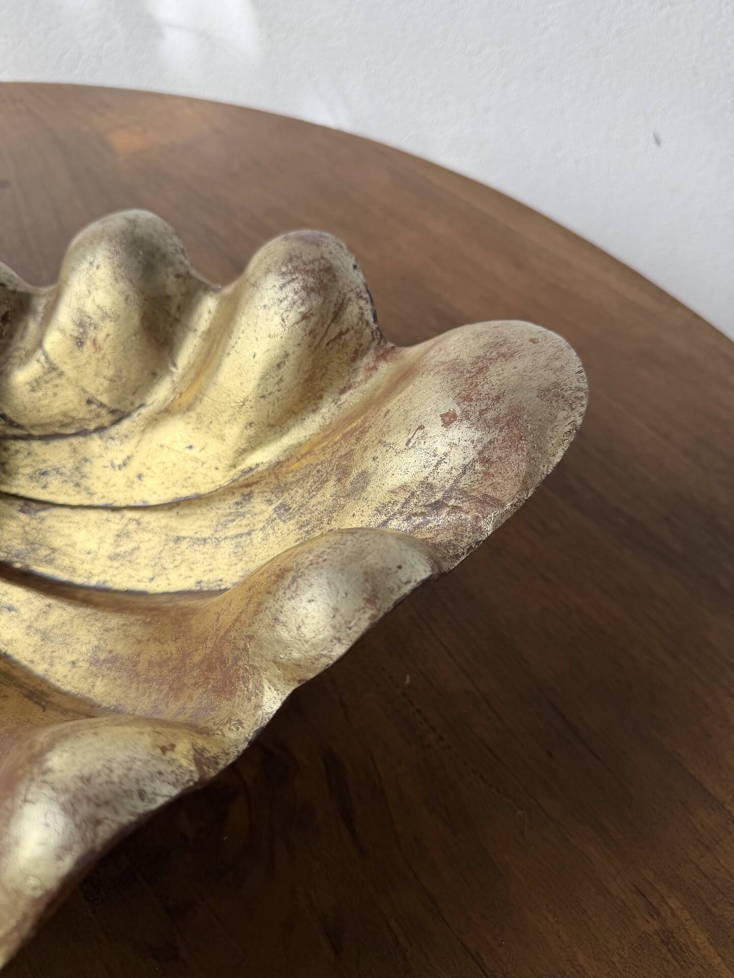 Immense wooden plate 1900 shell with golden patina
