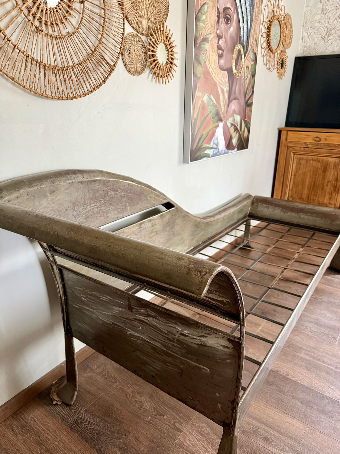 Handcrafted metal chaise longue