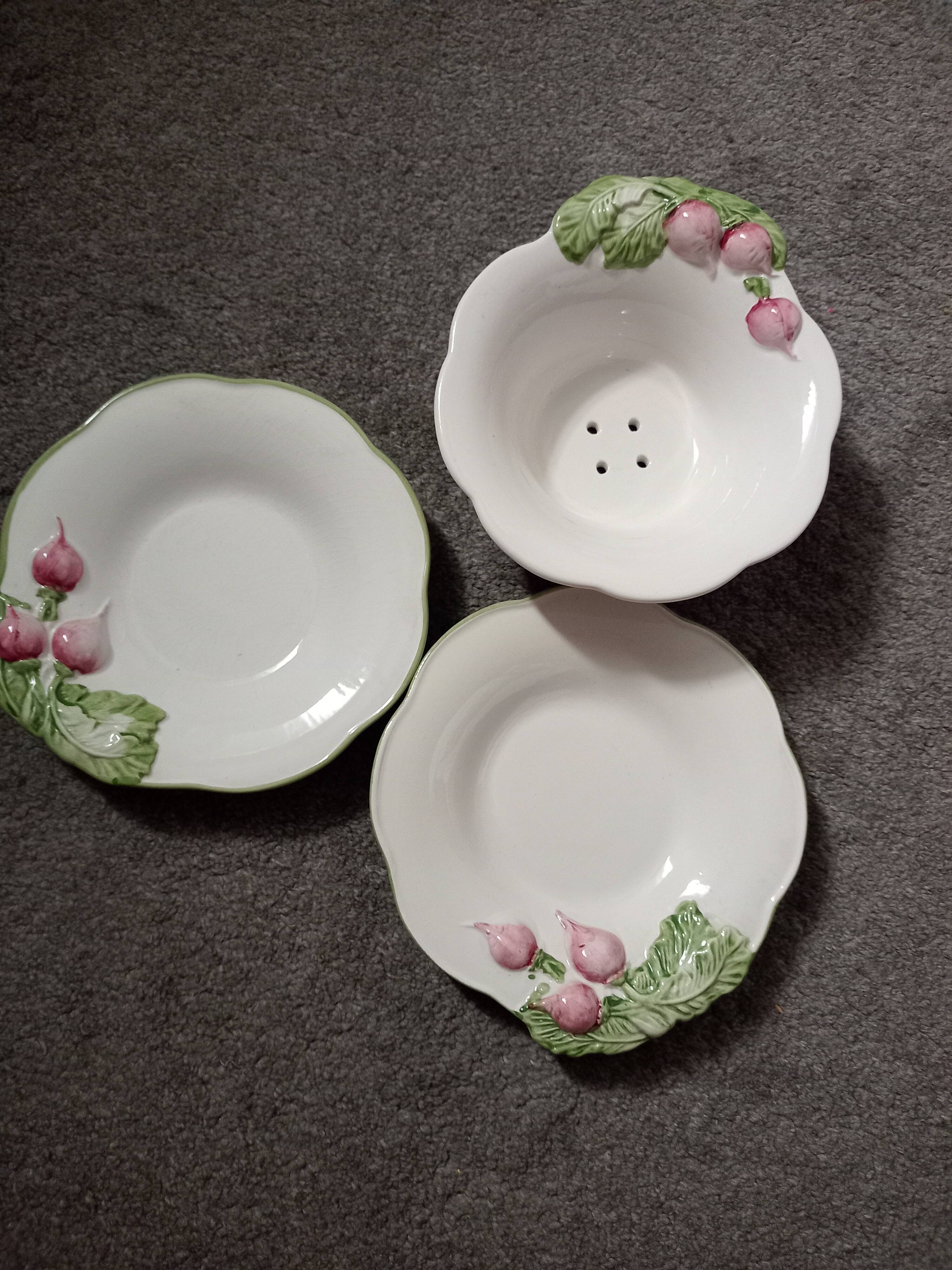 Dish drainer + 2 Silea Barbotine porcelain plates