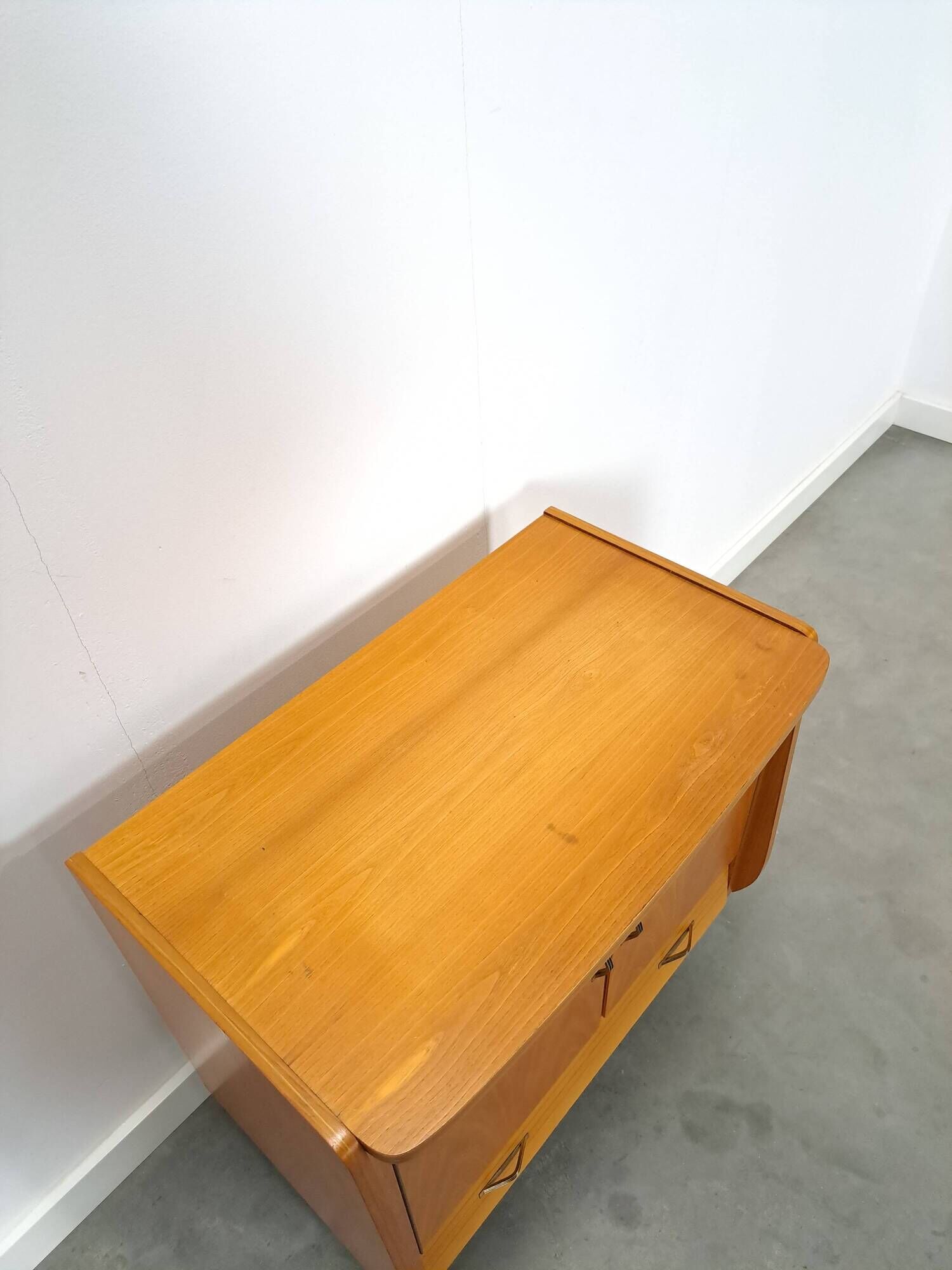 Meuble TV audio avec poignées en laiton et pieds inclinés.
