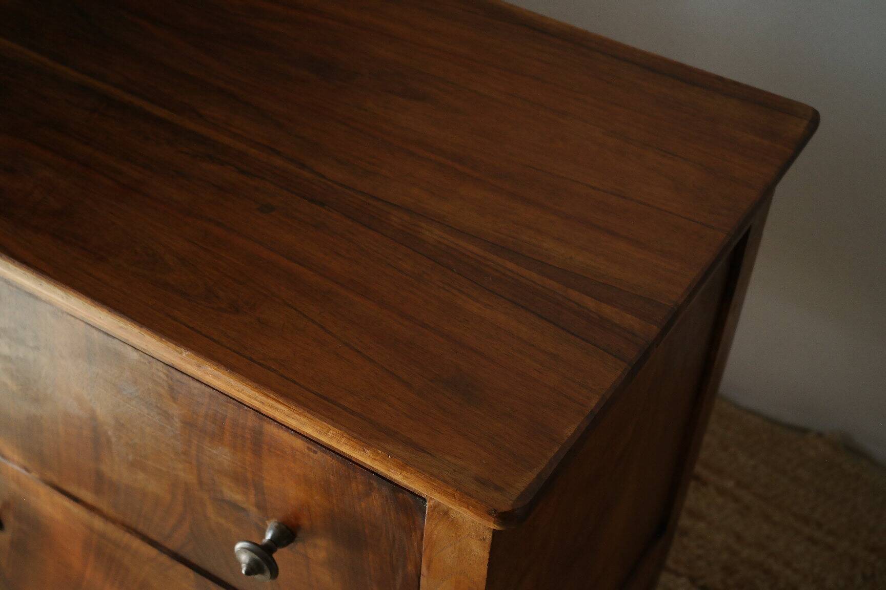 Commode basse en noyer, XXème