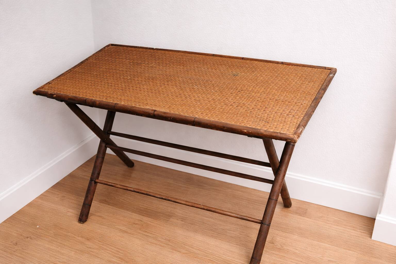 Foldable rattan table