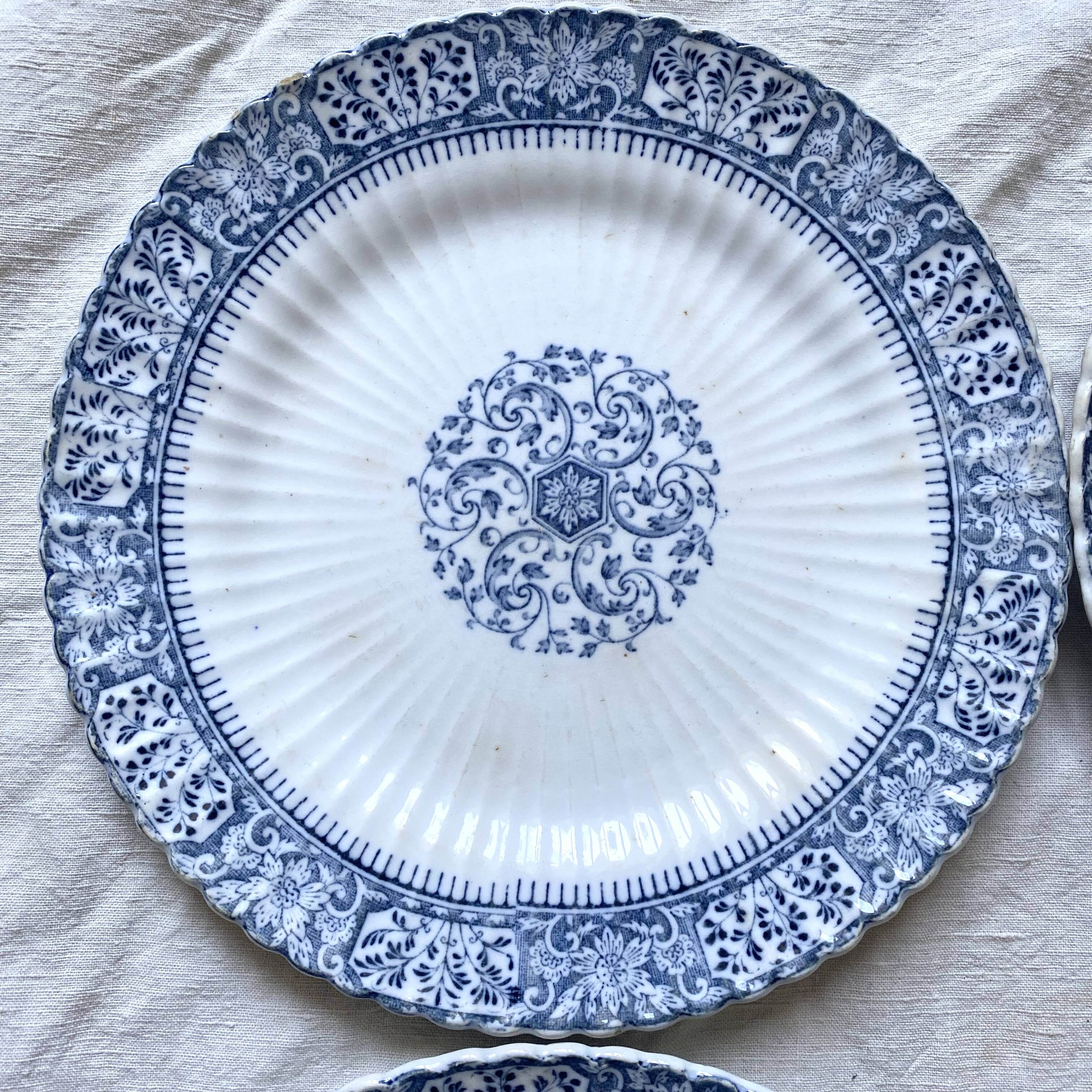 Sarreguemines ironstone dessert plates, "Embroidery" model