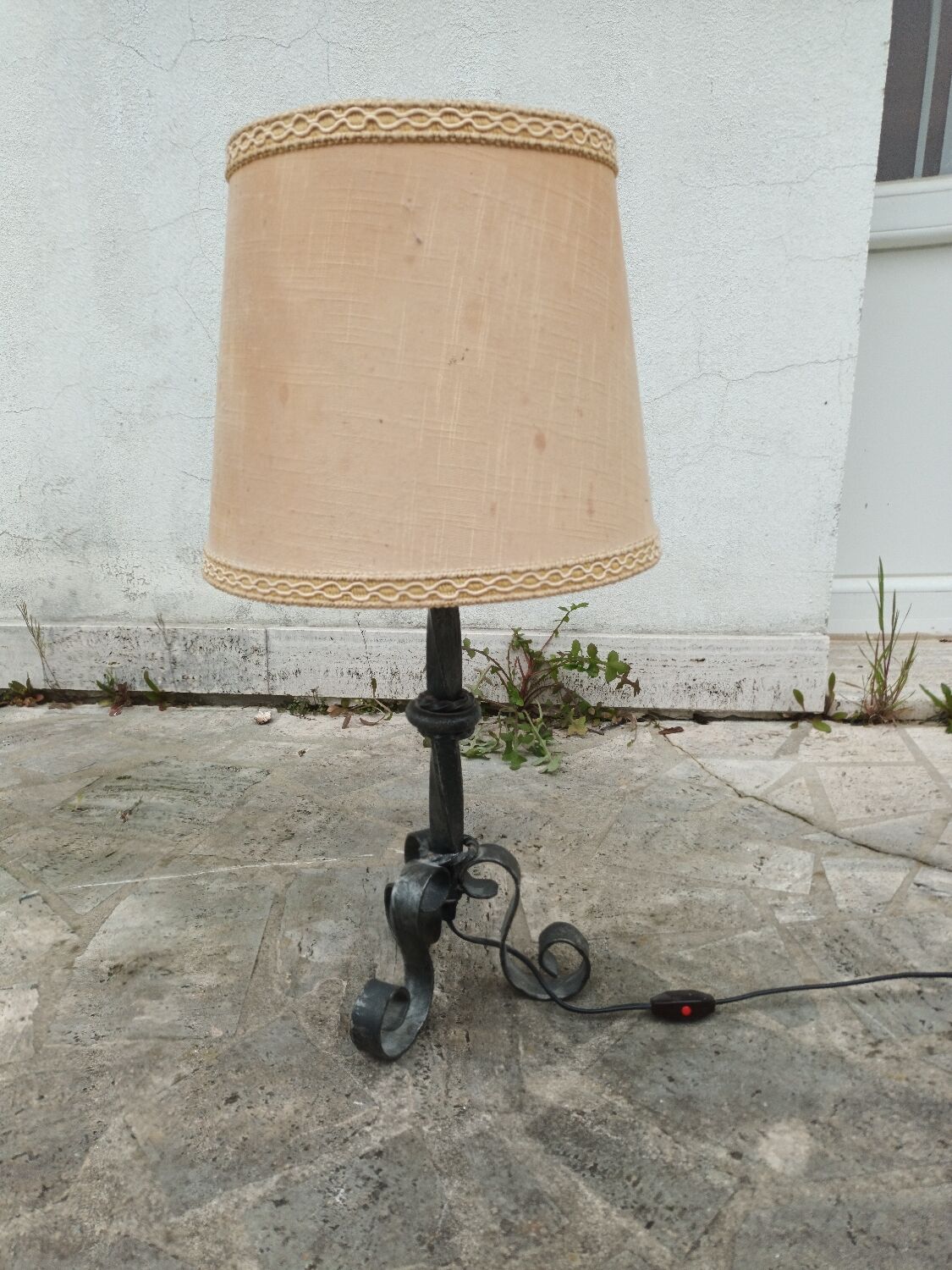 Wrought iron lamp to pose