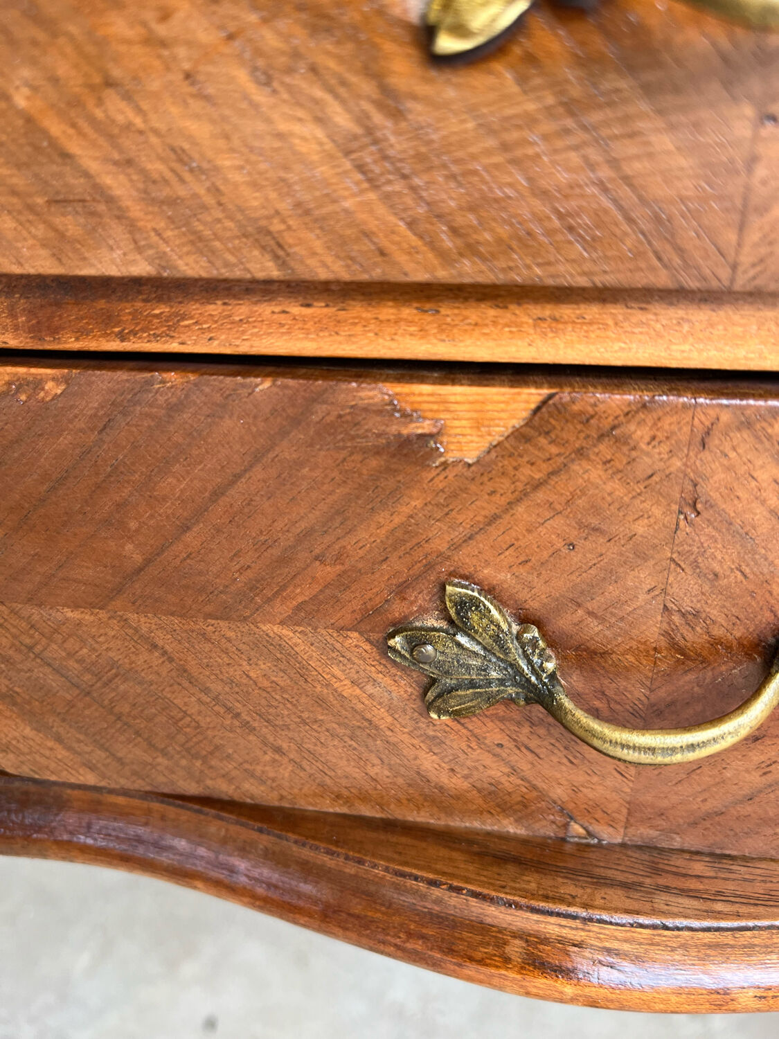 Dressing table in wood marquetry