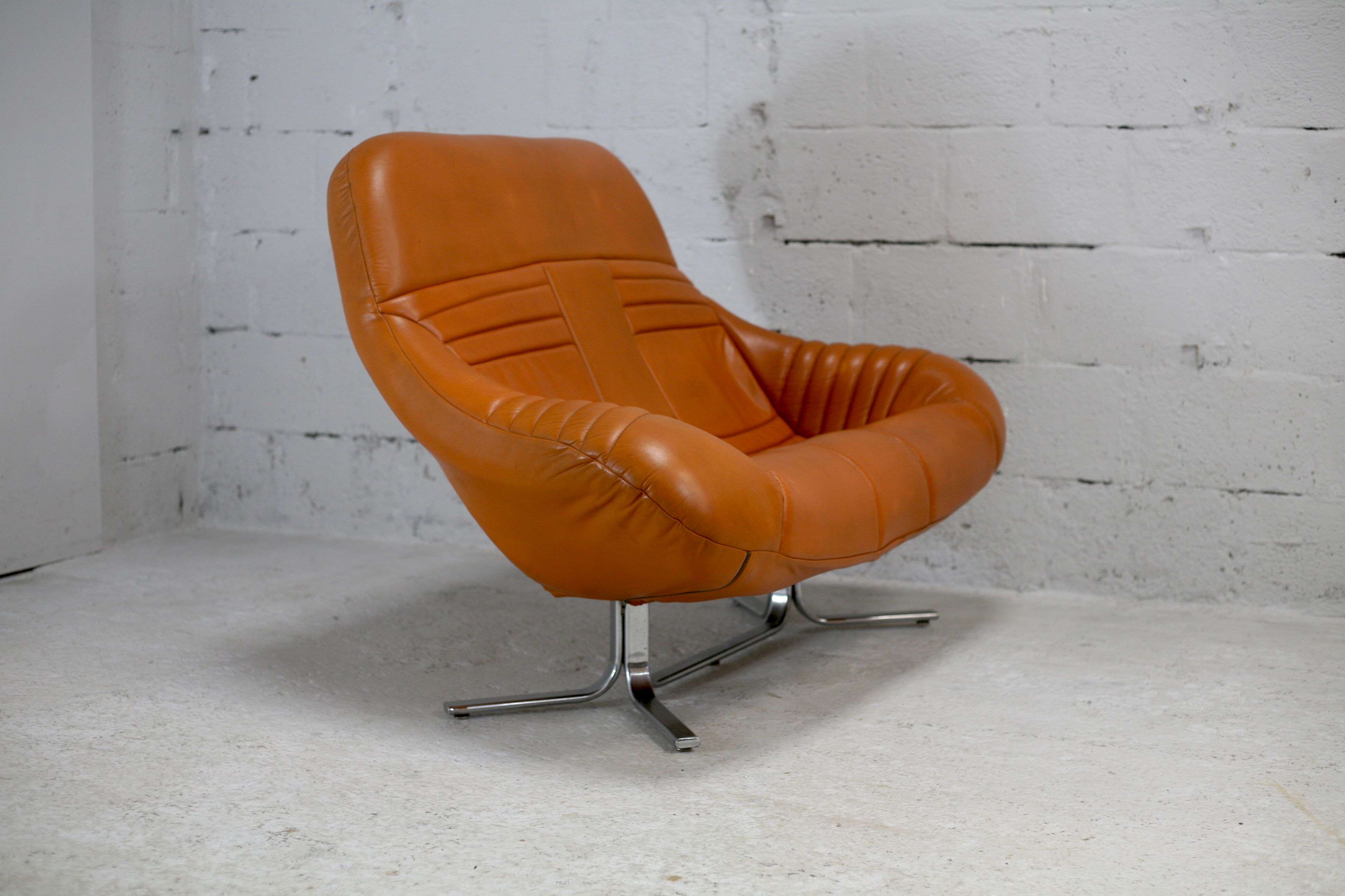 Sofa "space age". Leather, fiberglass, foam, steel. Circa 1970. Orange.