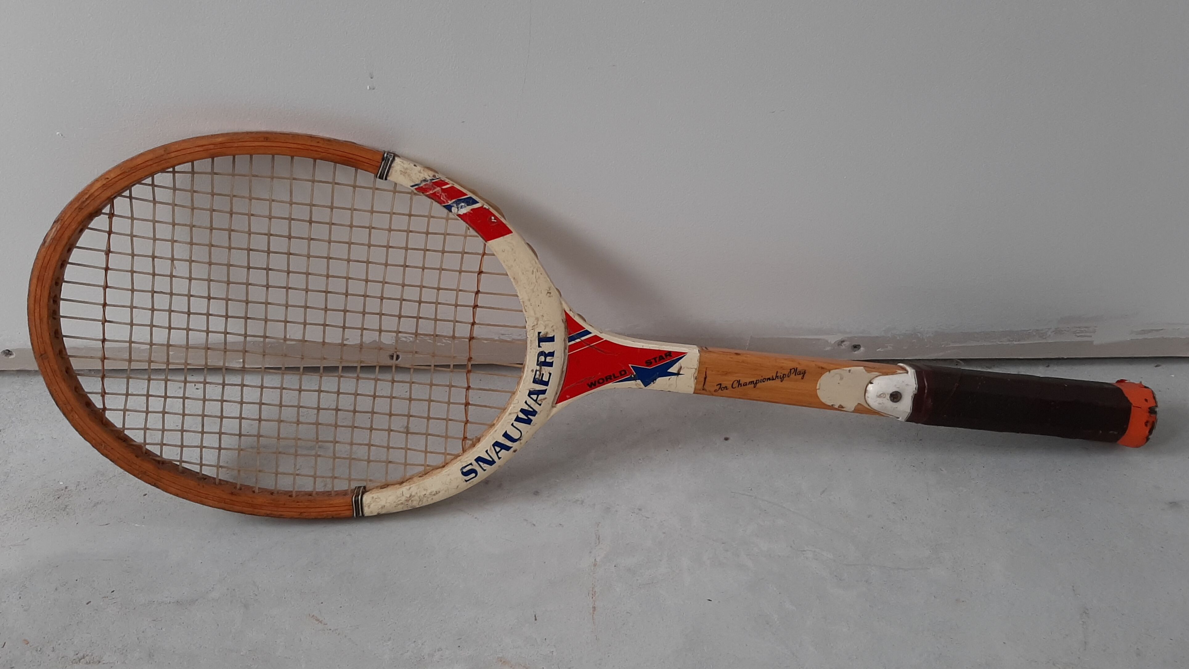 Vintage tennis racket snauwaert