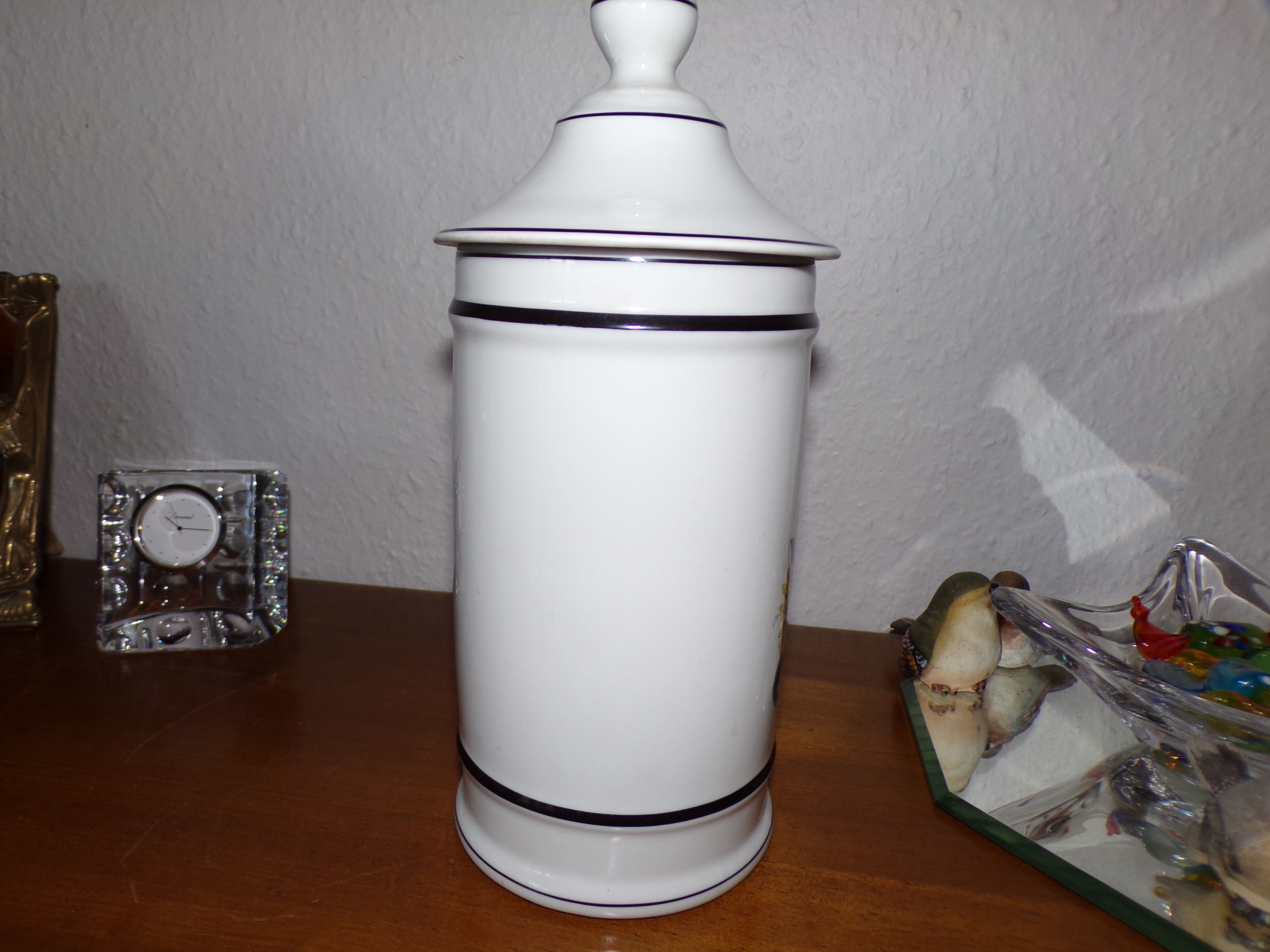 Apothecary pot with pharmacy porcelain of dismissal