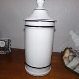 Apothecary pot with pharmacy porcelain of dismissal